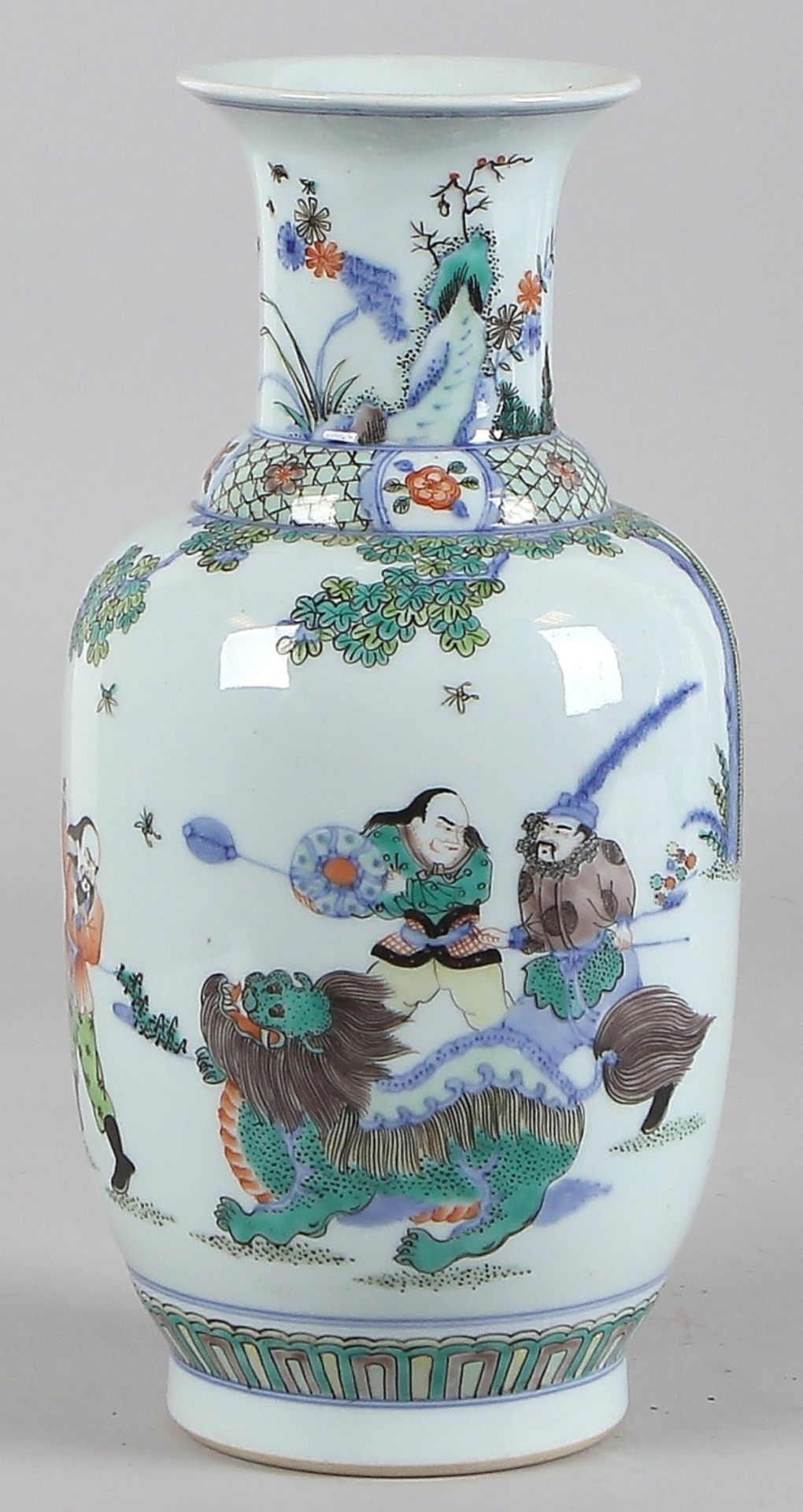 Ancient Chinese porcelain vase with warriors and Foohonden, 20th century, in good condition 27xø12,