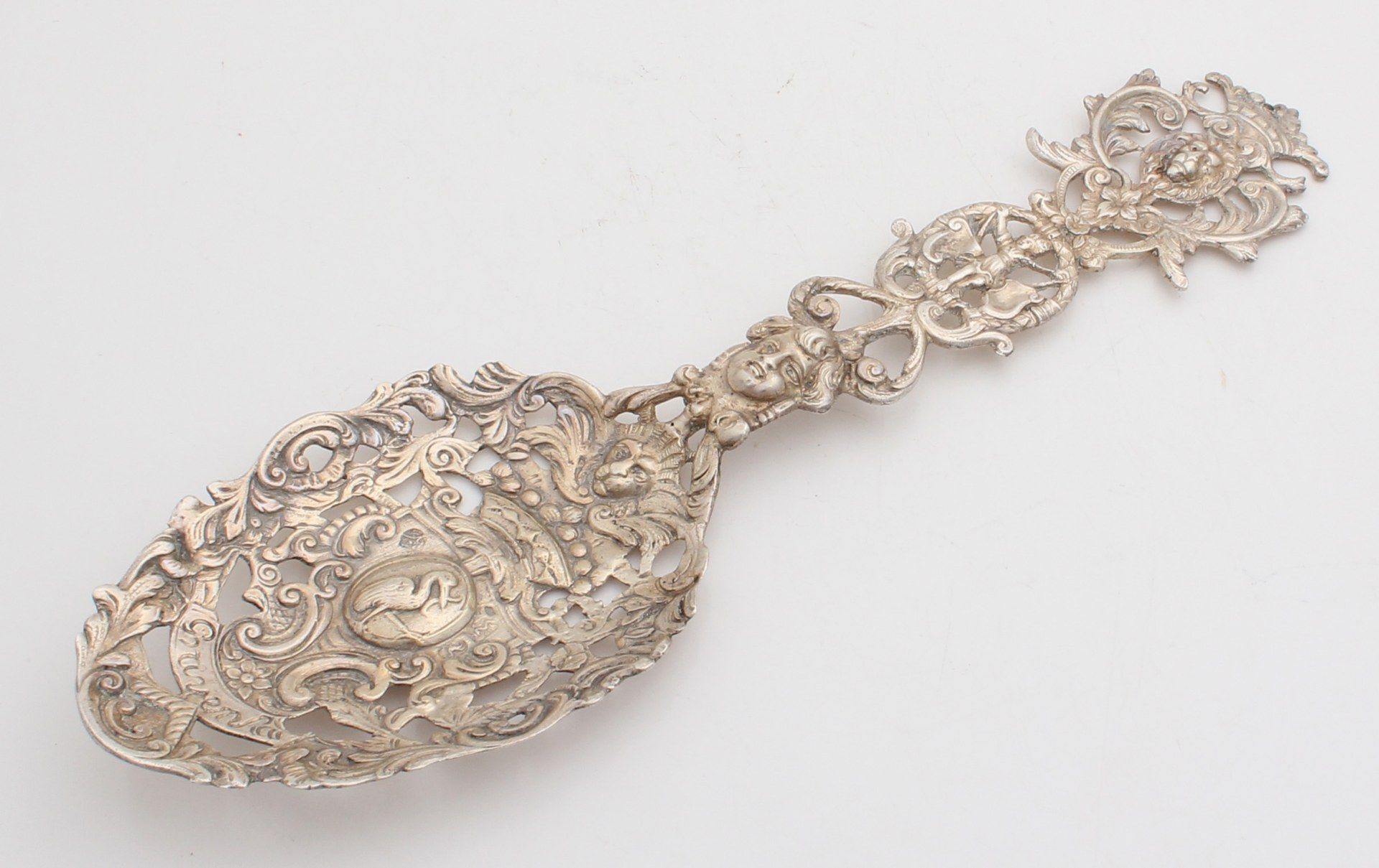 Fine silver shovel, 835/000. Openwork shovel richly decorated with curls and flowers in the middle
