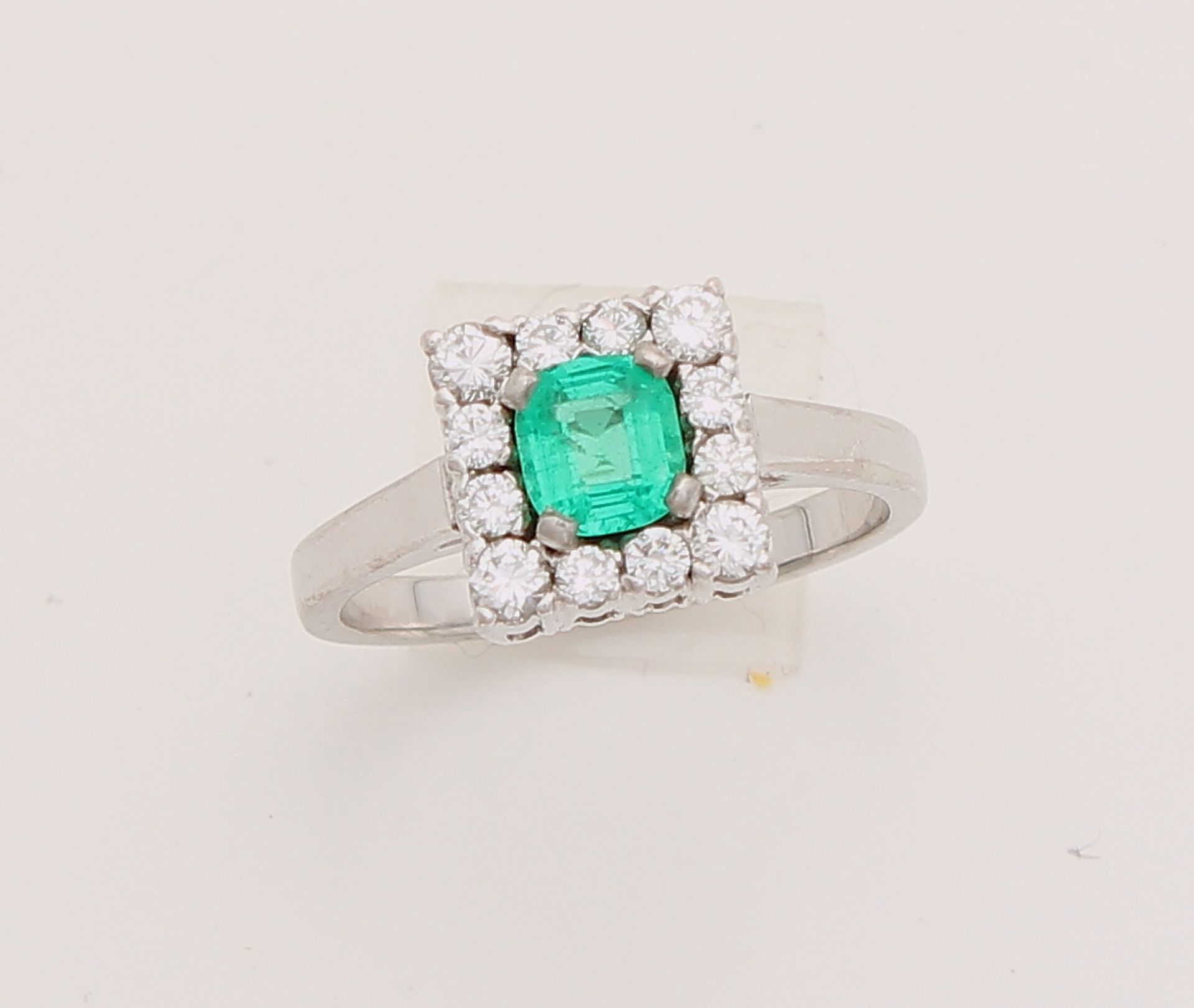 White gold ring, 585/000, with brilliant and emerald. Tight white gold ring with a square setting