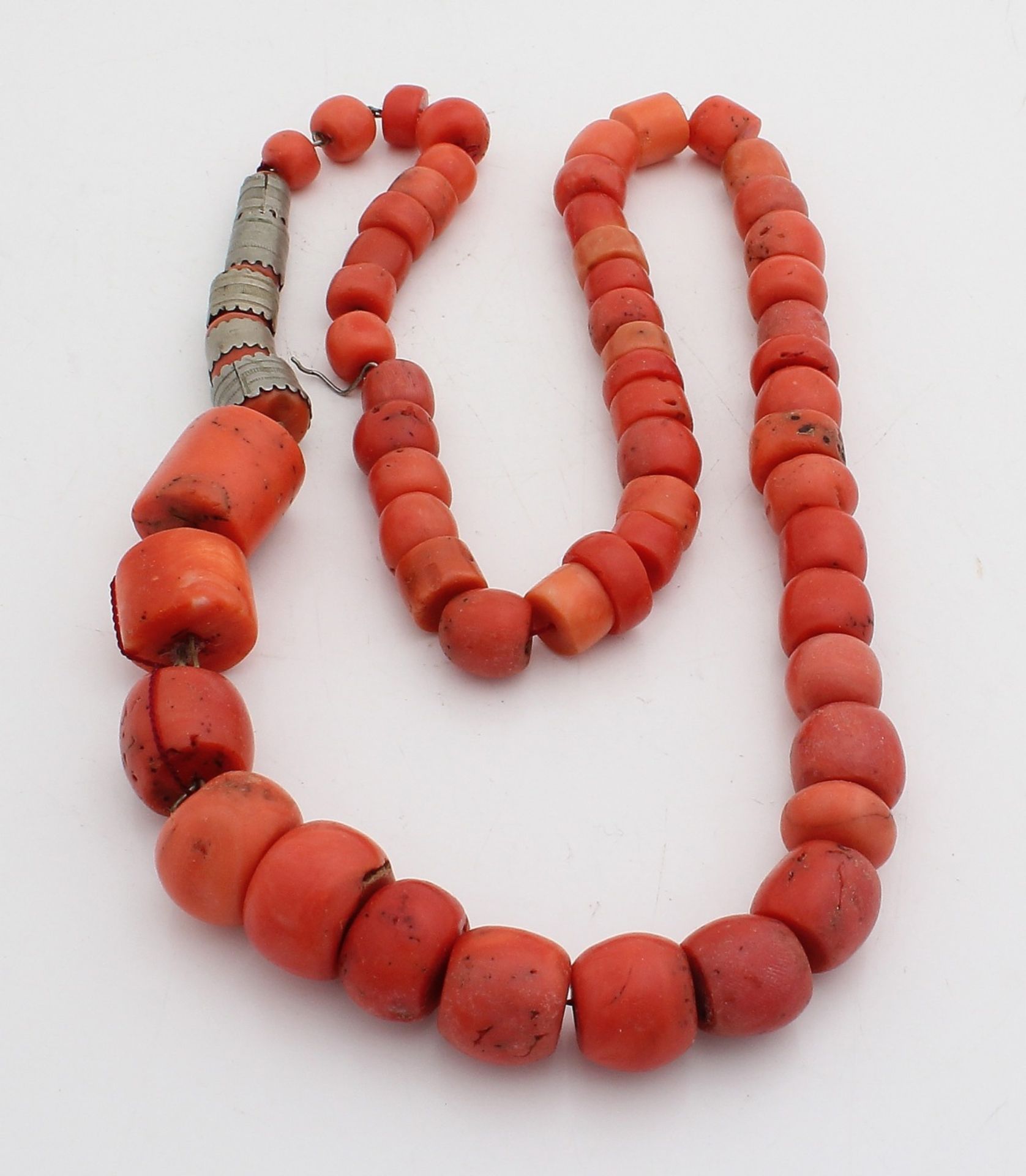 Special necklace of red coral, extending by 5 beads wrapped with metal. Size 8x6-11x11 mm. Length 59