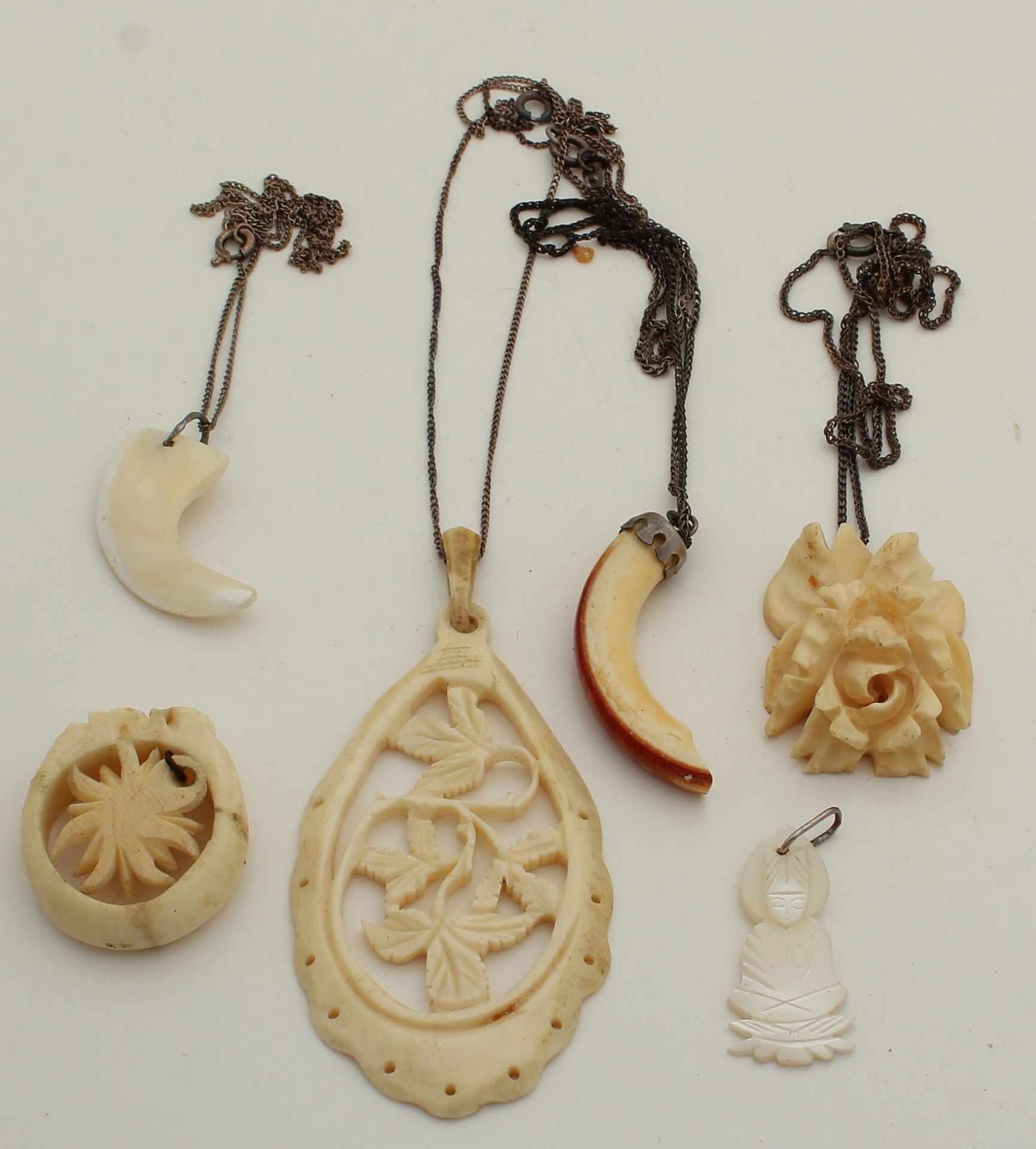 Lot with ivory and mother of pearl pendant necklaces with silver and ivory ring. Lot mit Elfenbein