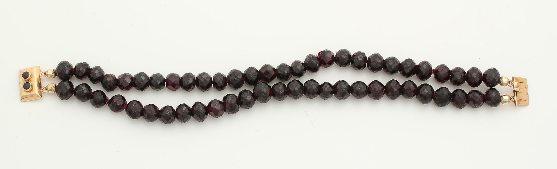 Garnet Bracelet, two rows of golden clasp, 585/000. Grenades, 8mm, faceted with a small oblong