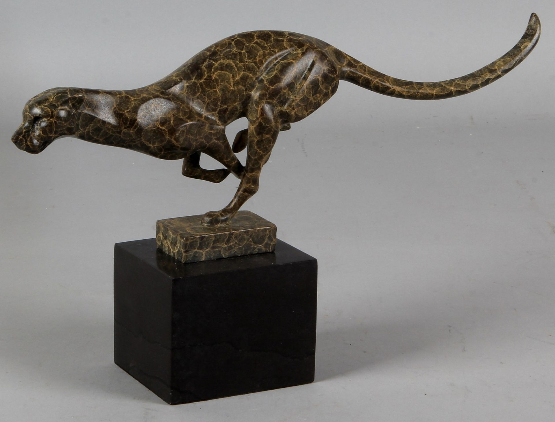 Cheetah bronze on marble base, 2nd half of 20th century 20x31x7cm. Cond: G Cheetah Bronze auf