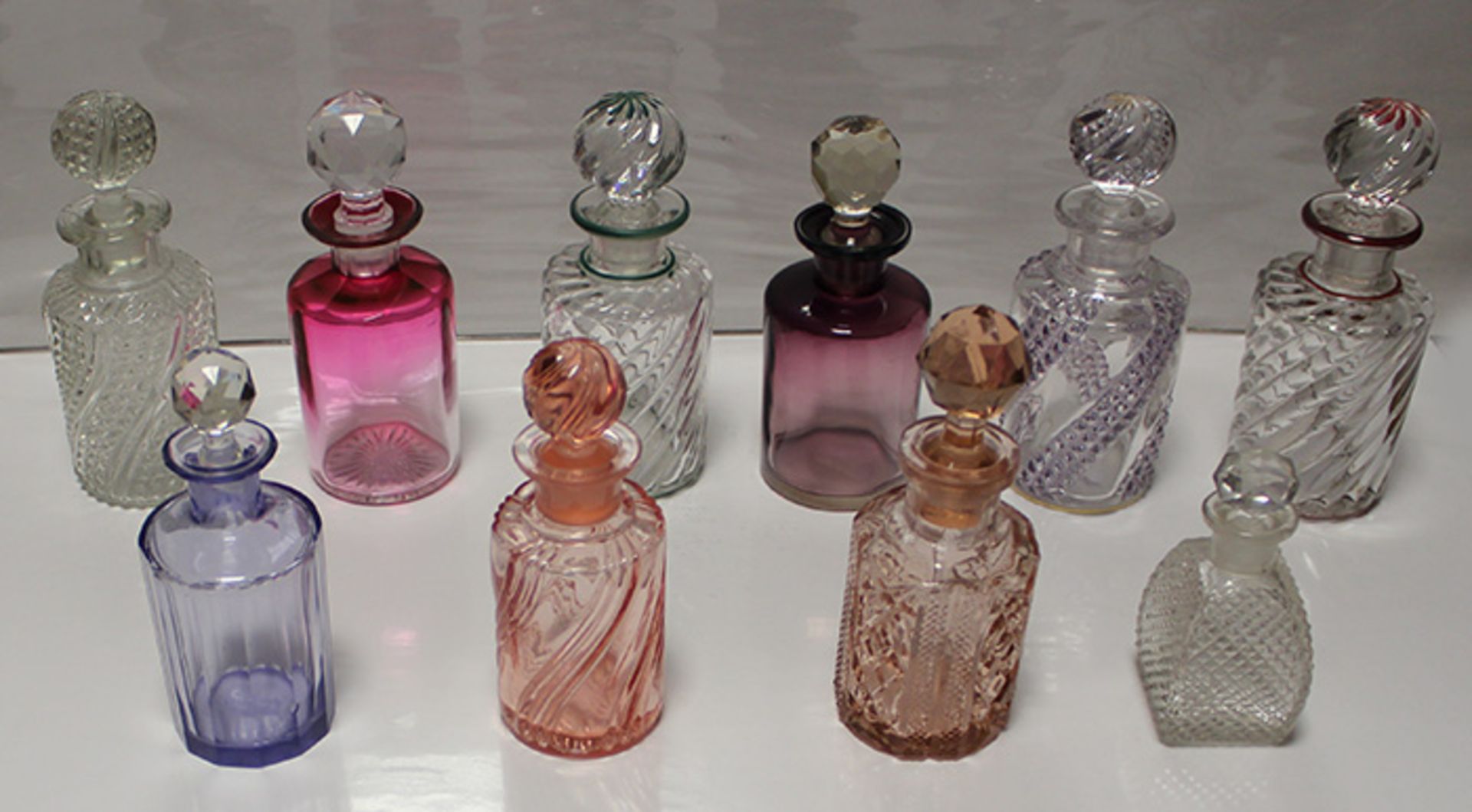 Ten different glass / crystal perfume bottles, 20th Century 10-16cm Cond: G Zehn verschiedene Glas /