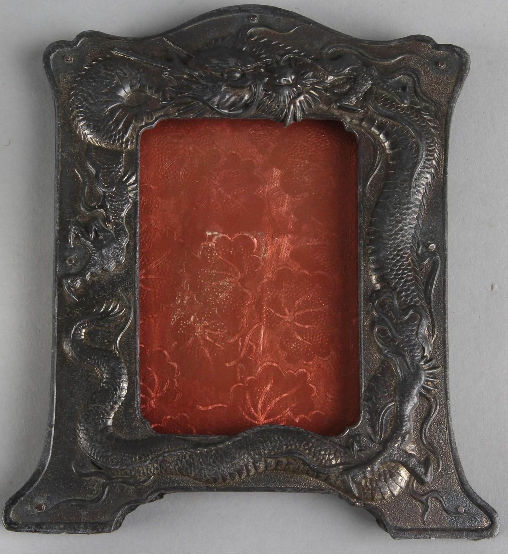 Antique Chinese metal frame around 1910, with dragon decor, good condition 15x12x1,5cm. Antike