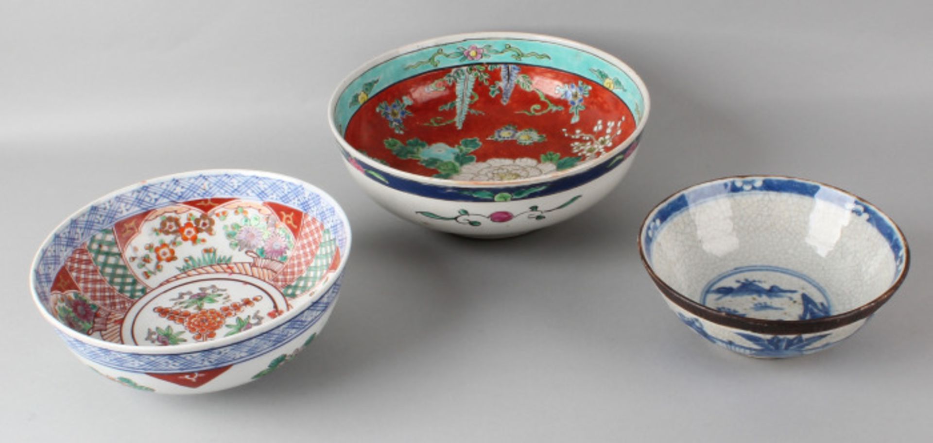 Three old Japanese 19th century Imari bowls twice once kantonaas ø18-ø25 Cond: G Drei alte
