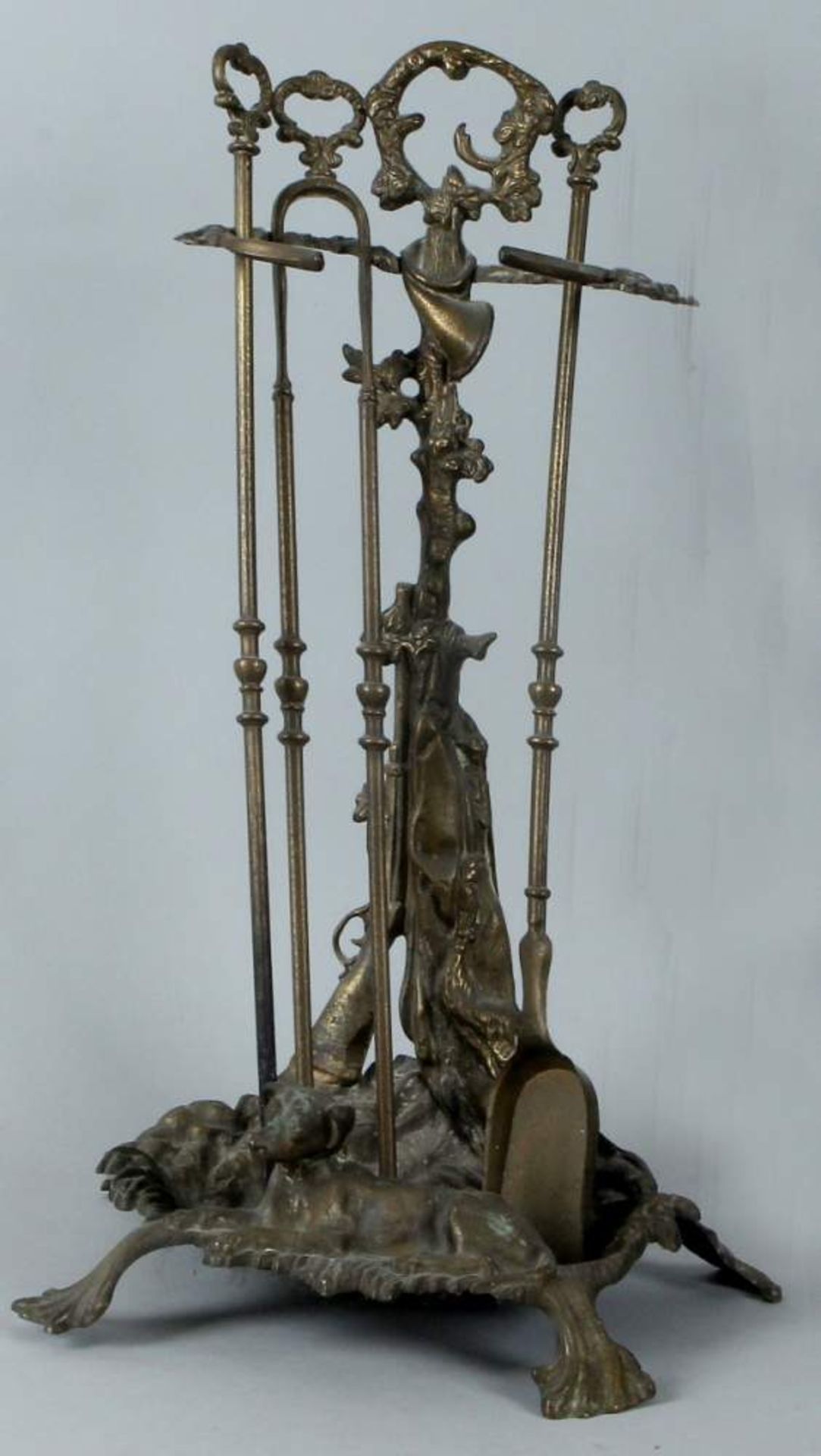 Old brass fireplace set 4 pcs 20th century a lying dog 55x28x25cm Cond: G Alte Messing Kamin-Set 4