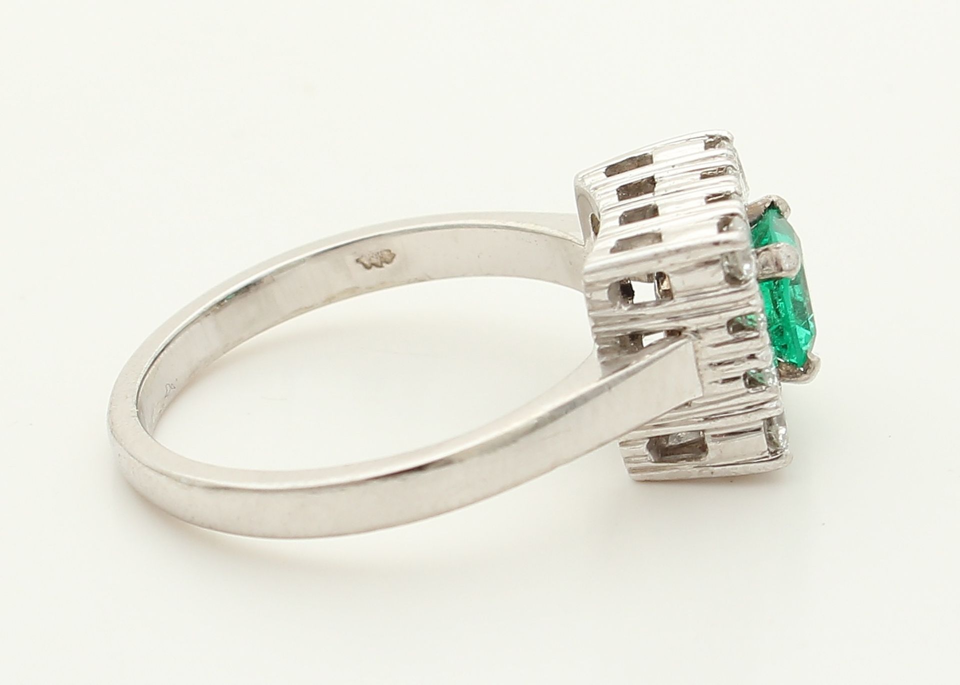 White gold ring, 585/000, with brilliant and emerald. Tight white gold ring with a square setting - Image 2 of 2