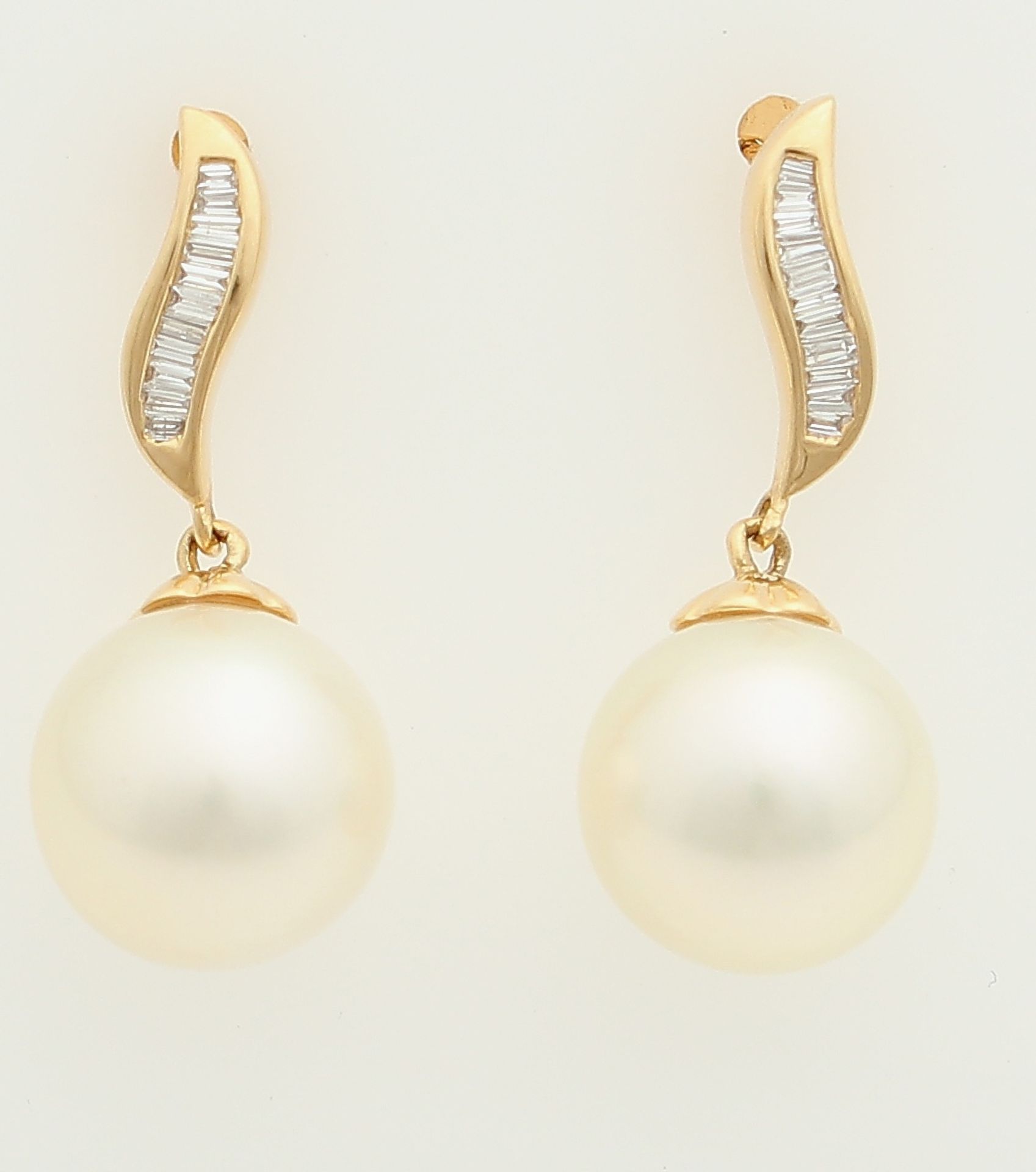 Gold earrings, with 750/000 and Brilliant Pearl. Earrings feature a battle containing 21 Baquette