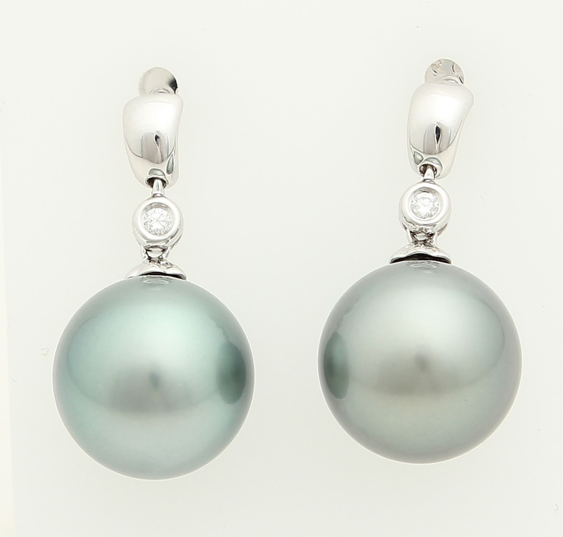 Ornate white gold earrings, 750/000, with diamonds and gray Tahitian pearls. Elegant earrings with a