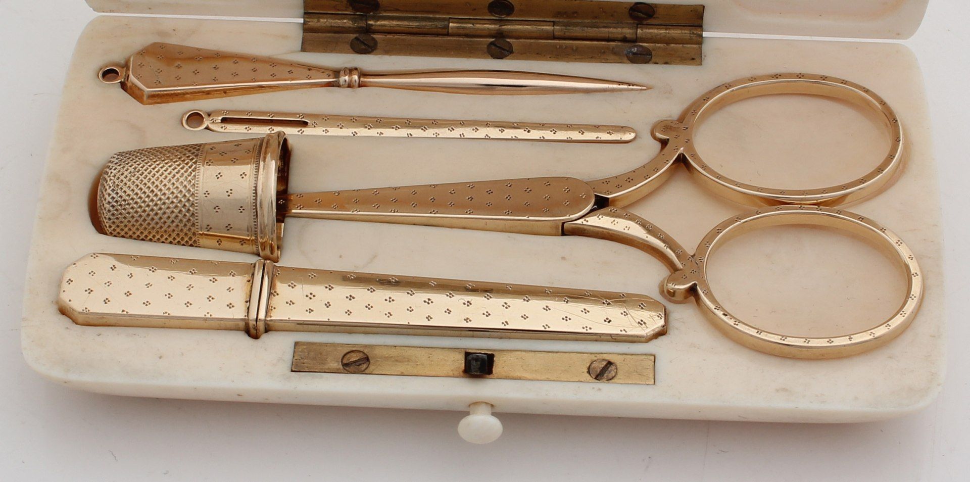 Six-piece gold sewing kit, 585/000, consisting of a sheath with scissors, awl, broach, thimble and - Image 2 of 2
