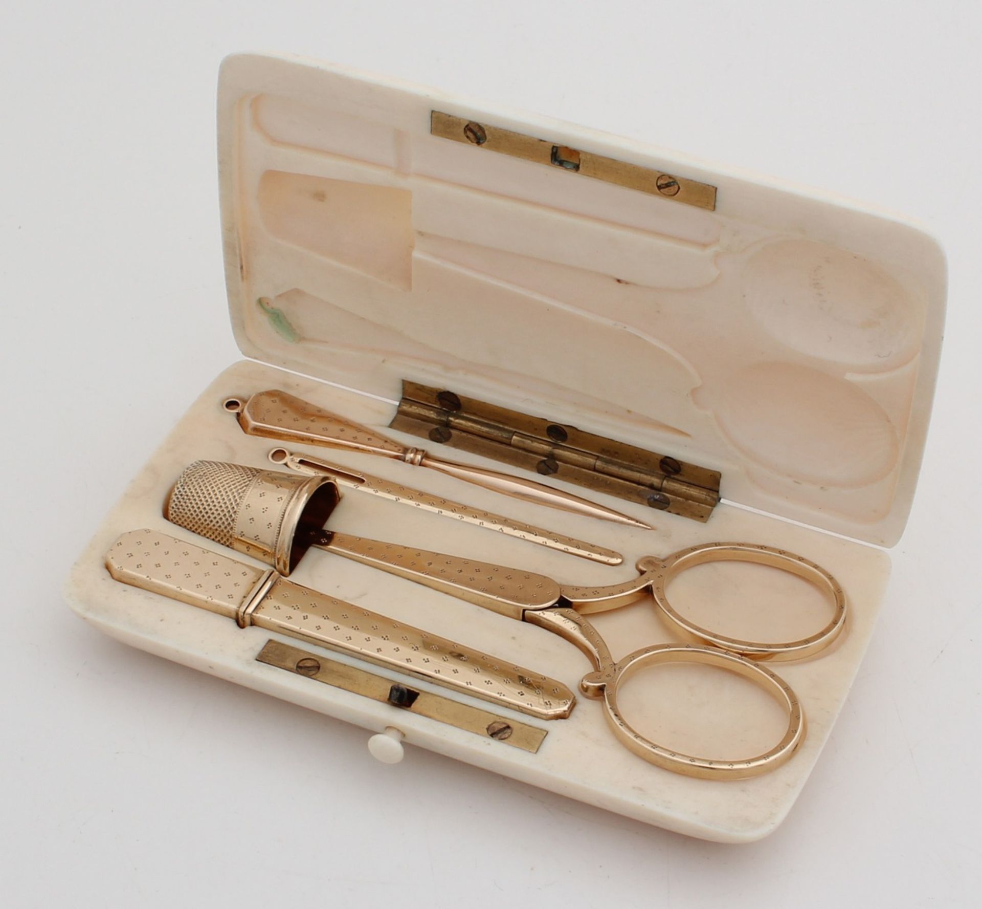 Six-piece gold sewing kit, 585/000, consisting of a sheath with scissors, awl, broach, thimble and