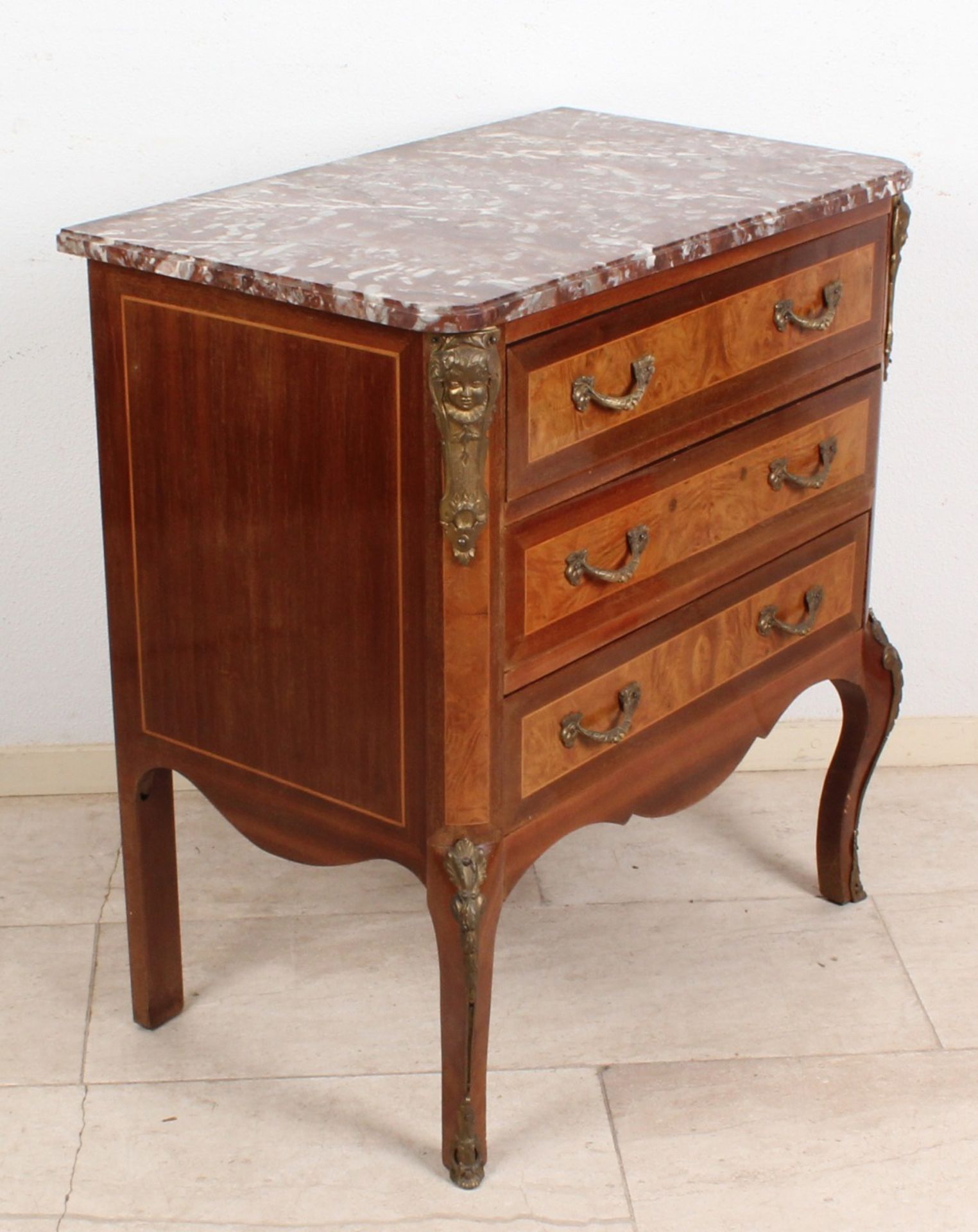 Satinwood, walnut with burl walnut, French Louis XV style commode with 3 lden bandintarsia and brown - Image 2 of 2