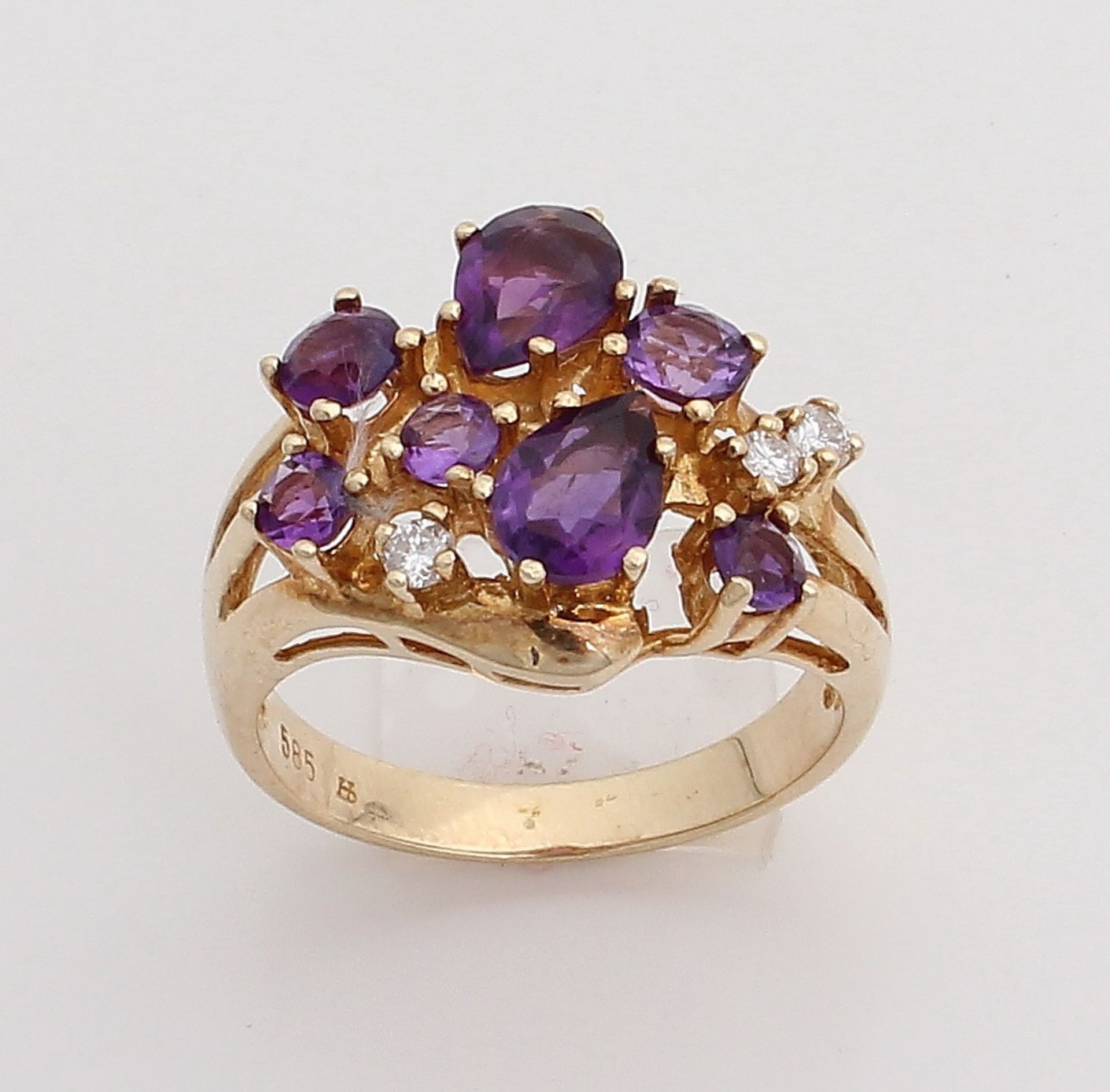 Ornate gold ring, 585/000, with brilliant and amethyst. Ring with 7 amethysts, round and pear-shaped