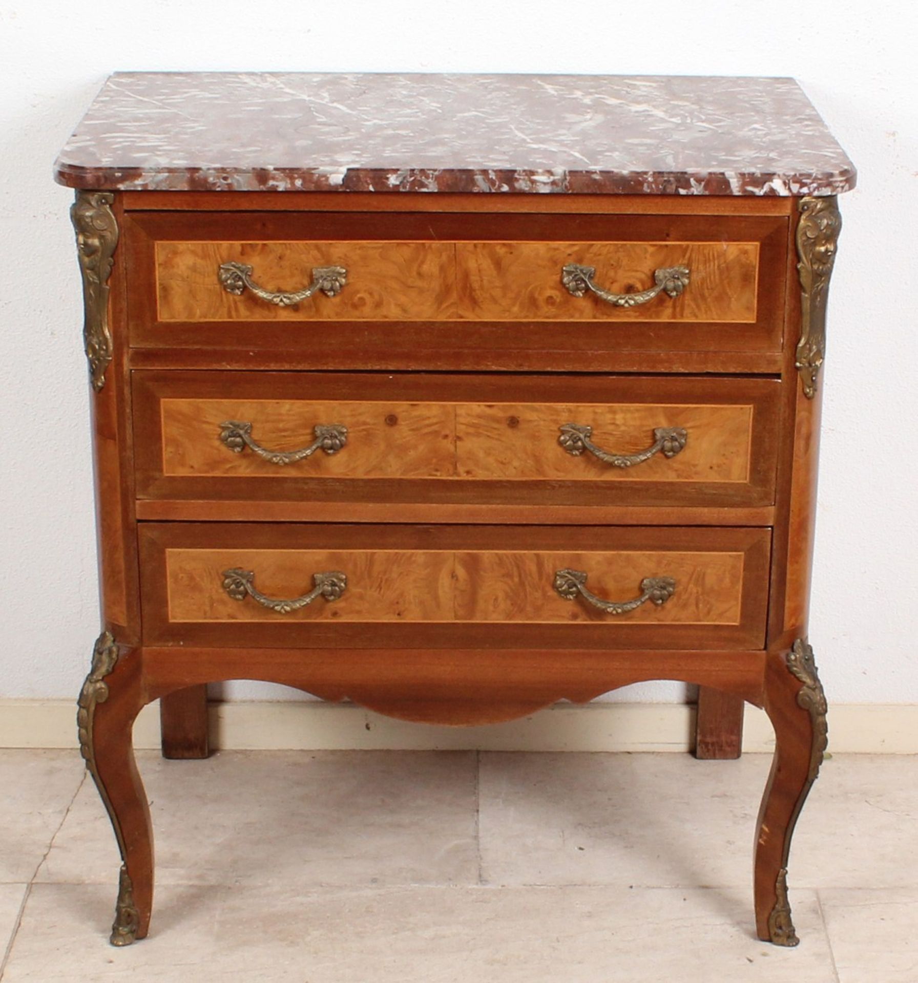 Satinwood, walnut with burl walnut, French Louis XV style commode with 3 lden bandintarsia and brown