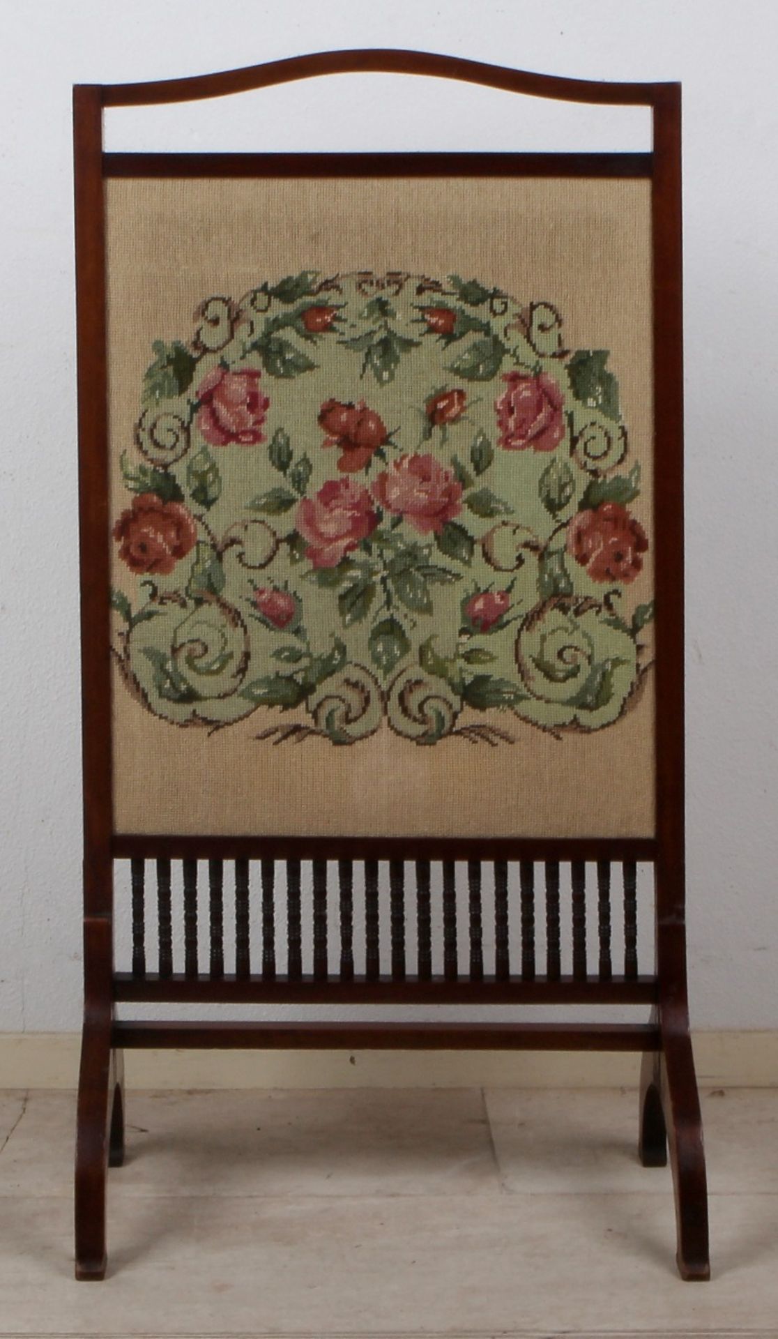 Antique English mahogany fireplace screen with embroidery, ca 1900, 102x50 cm. In good condition.