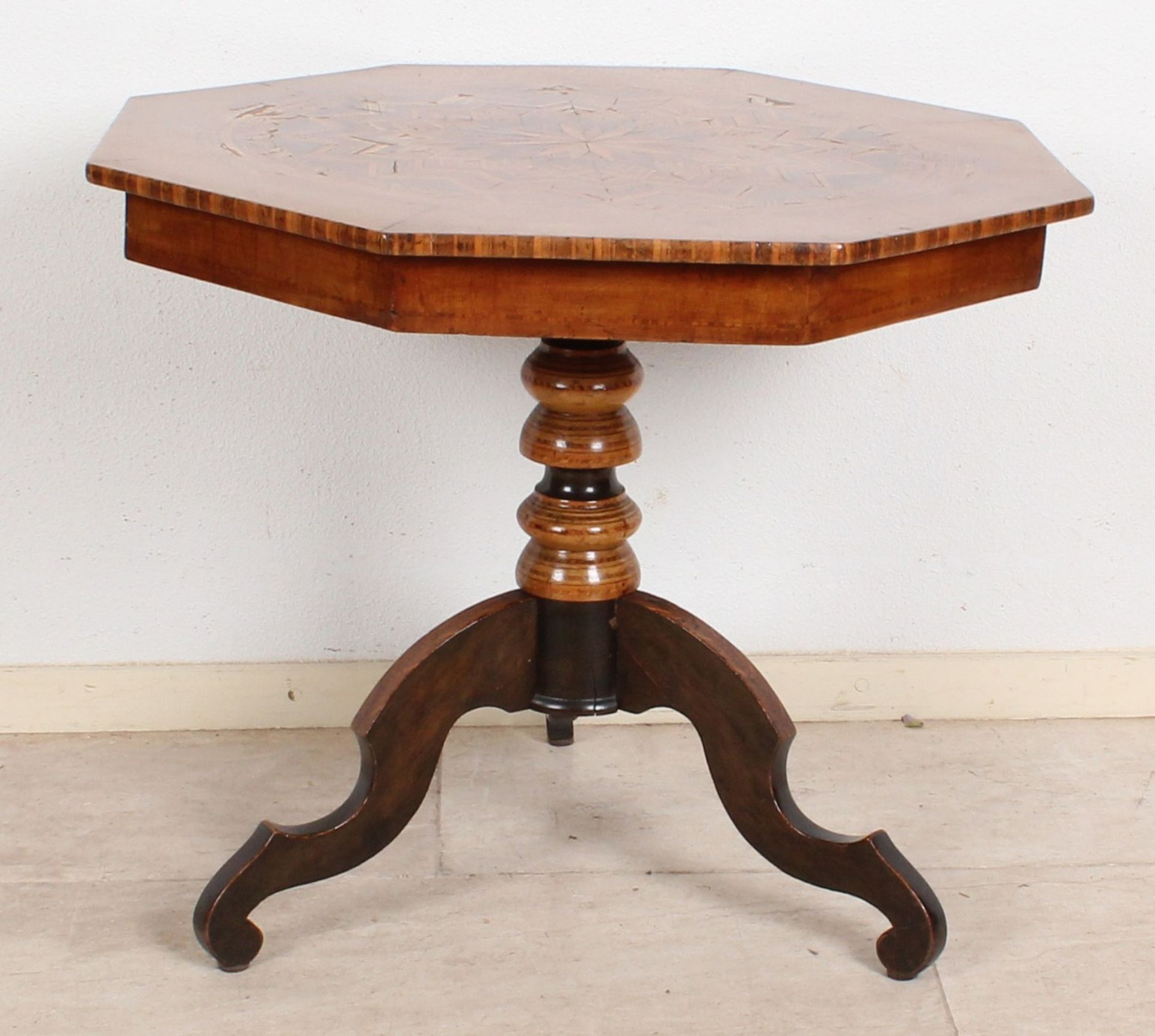 Nineteenth century table with marquetry, inlaid walnut on top and 3spant leg, around 1840, octagonal