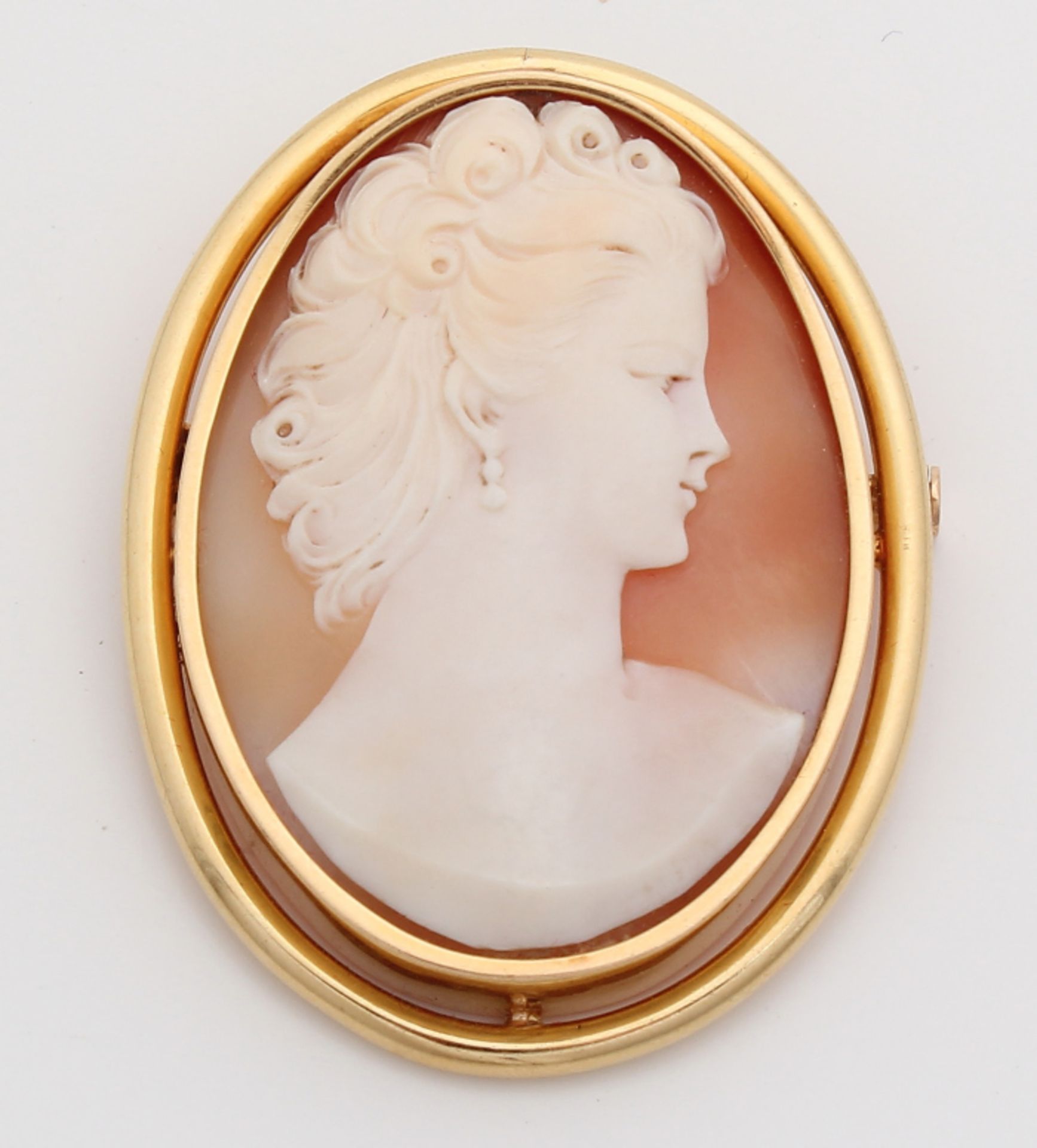 Nice big brooch, GG 750/000 with cameo. Large oval brooch with smooth double border surrounding a