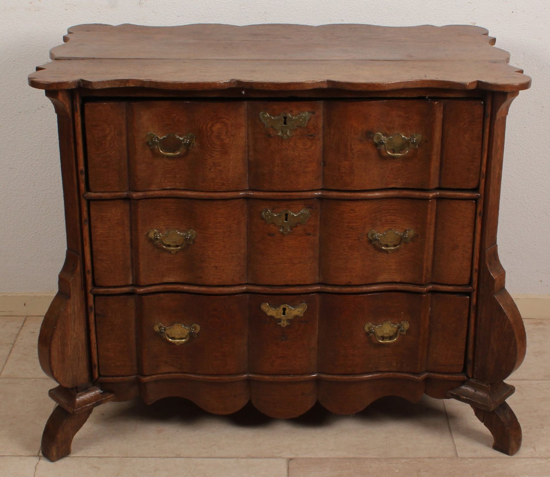 Dutch 18th century Baroque oak chest of drawers, older restorations 75x86x50cm. Cond: G Dutch 18.