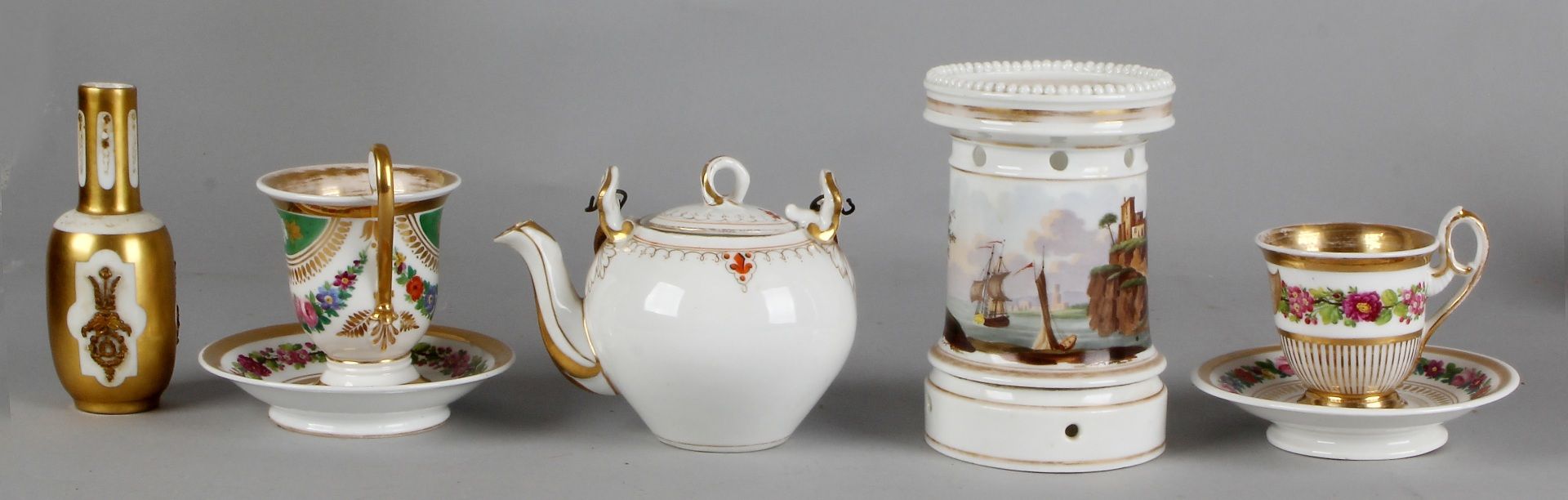 Five pieces 19th century porcelain, comfort, cup and saucers, teapot, vase 8-16cm. Cond R / G Fünf