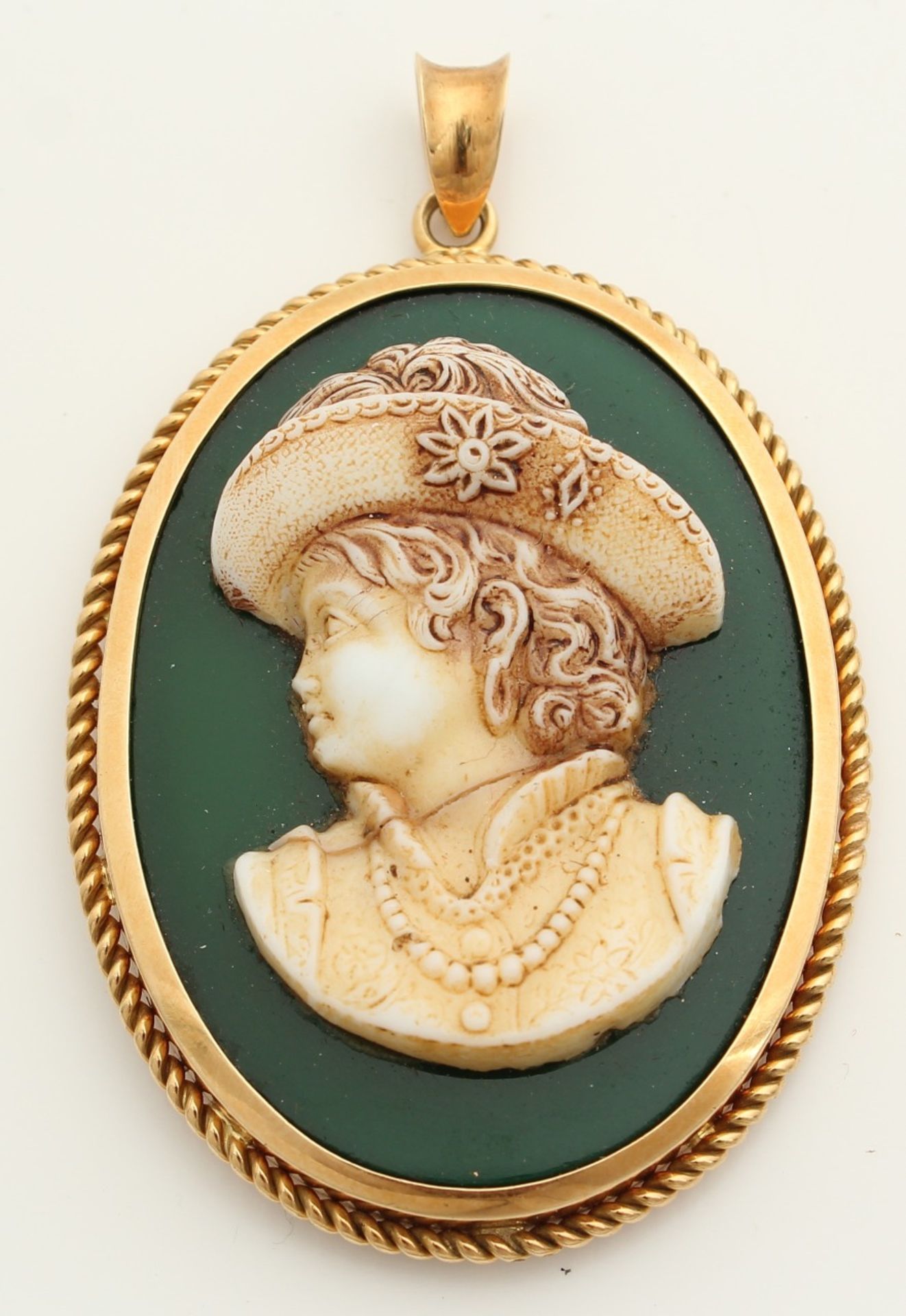 Beautiful large gold pendant, 750/000, with cameo. Oval pendant with twisted edge with a green stone