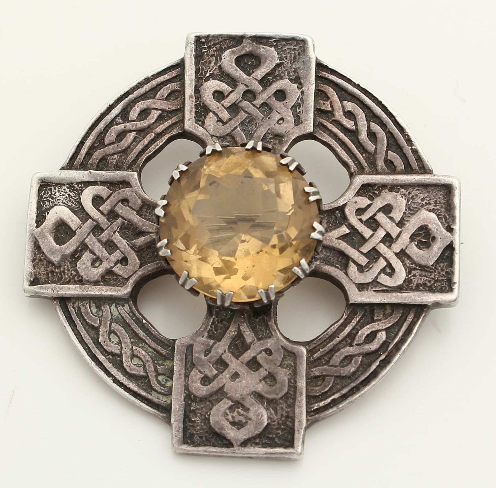 Large silver brooch, 925/000, with yellow stone. Round brooch with Celtic operation and in the