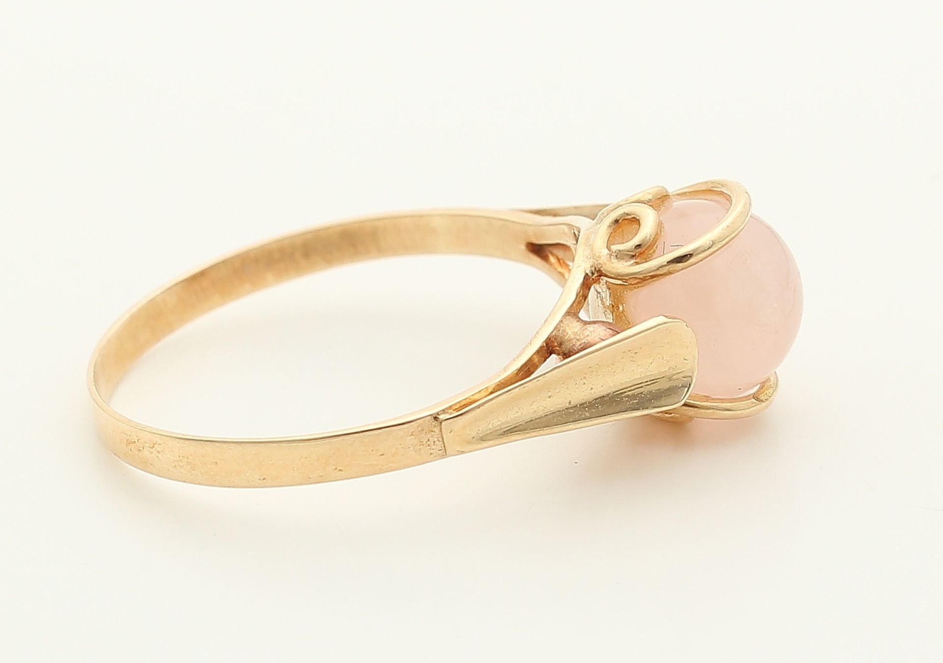 Elegant gold ring, 585/000, with rose quartz bead. Fine elegant ring to headline a bead of rose - Image 2 of 2