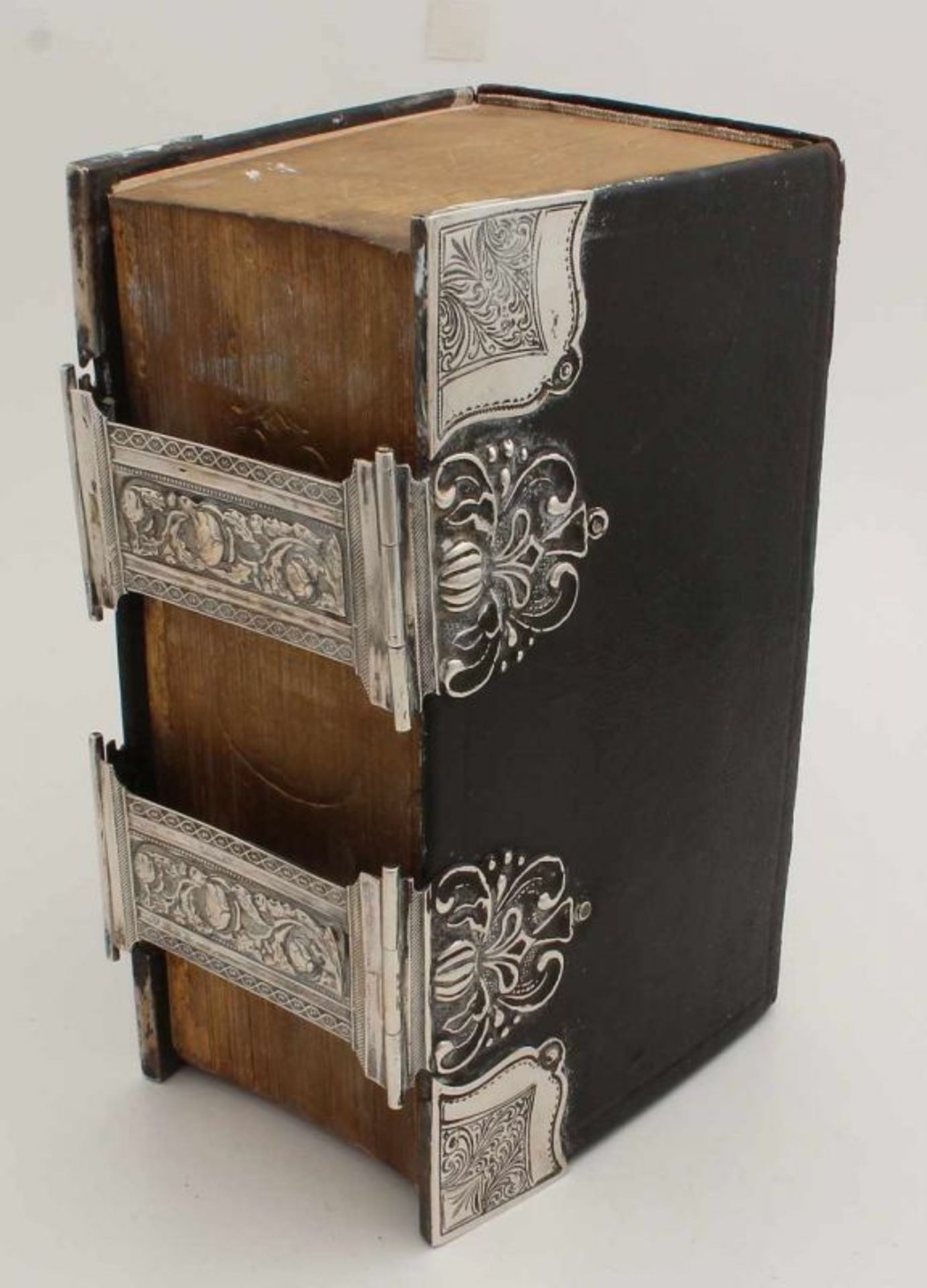 Antike Bibel mit Doppel-Silber-Verschluss, 835/000. Antike Bibel mit schwarzem Lederbezug,
