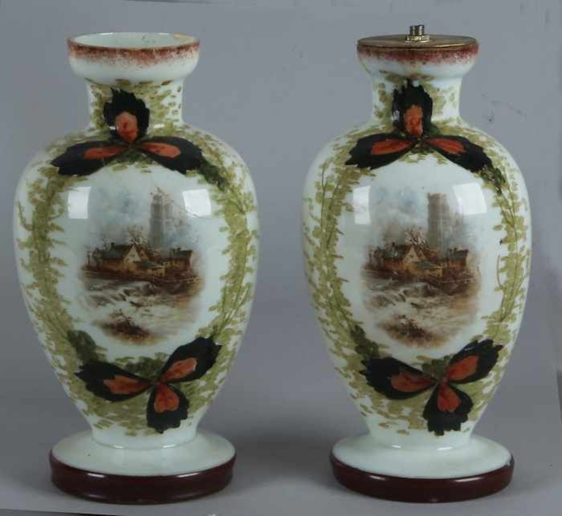 Zwei antike Opalglas Vasen mit Landschaftsdekoration, circa 1900, geklebt ein 26xø13cm Cond R / G
