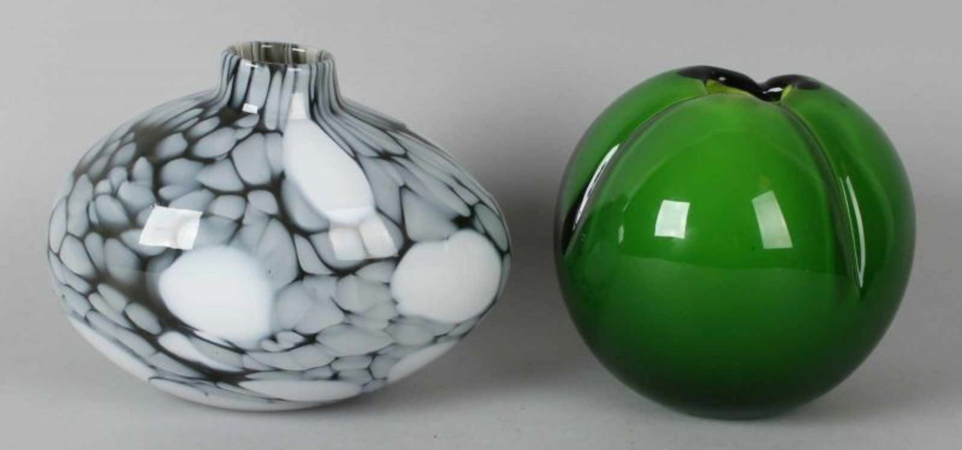 Zwei Design-Glas bolvazen, 1x grün, 1x getrübt, die beide in einem guten Zustand und beschriftet.