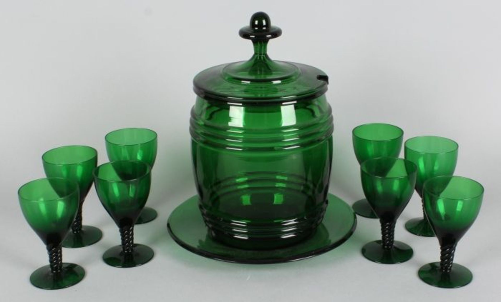Neunzehnten Jahrhunderts grünes Glas bowlpot einschließlich Skala und 8 grüne Gläser geschlungen