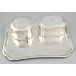 Silber-Tablett mit zwei Keksdosen sind mit Gravur: D.Hudig & Co., Rotterdam. Simplex Veri sigillum