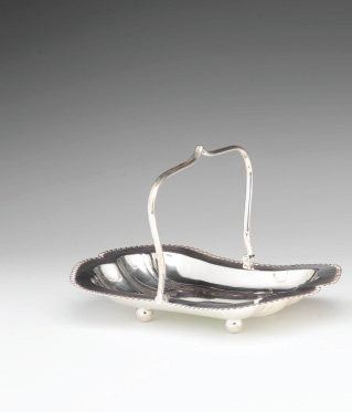 Cake Basket English, 20th Century, silver plated metal, swing arm, cake basket.28x20 cm