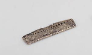 Silver Pocket Comb 19th century, silver pocket comb engraved with and ornate floral design. 11 cm