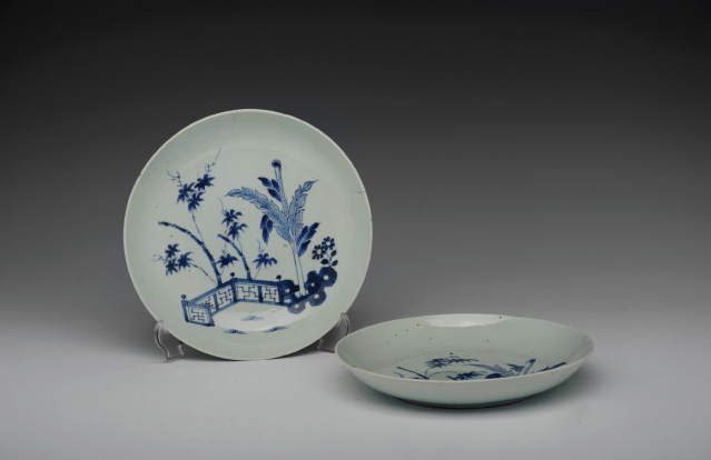 Two Porcelain Plates Chinese, 19th century, set of 2 hand-painted porcelain plates.22cm