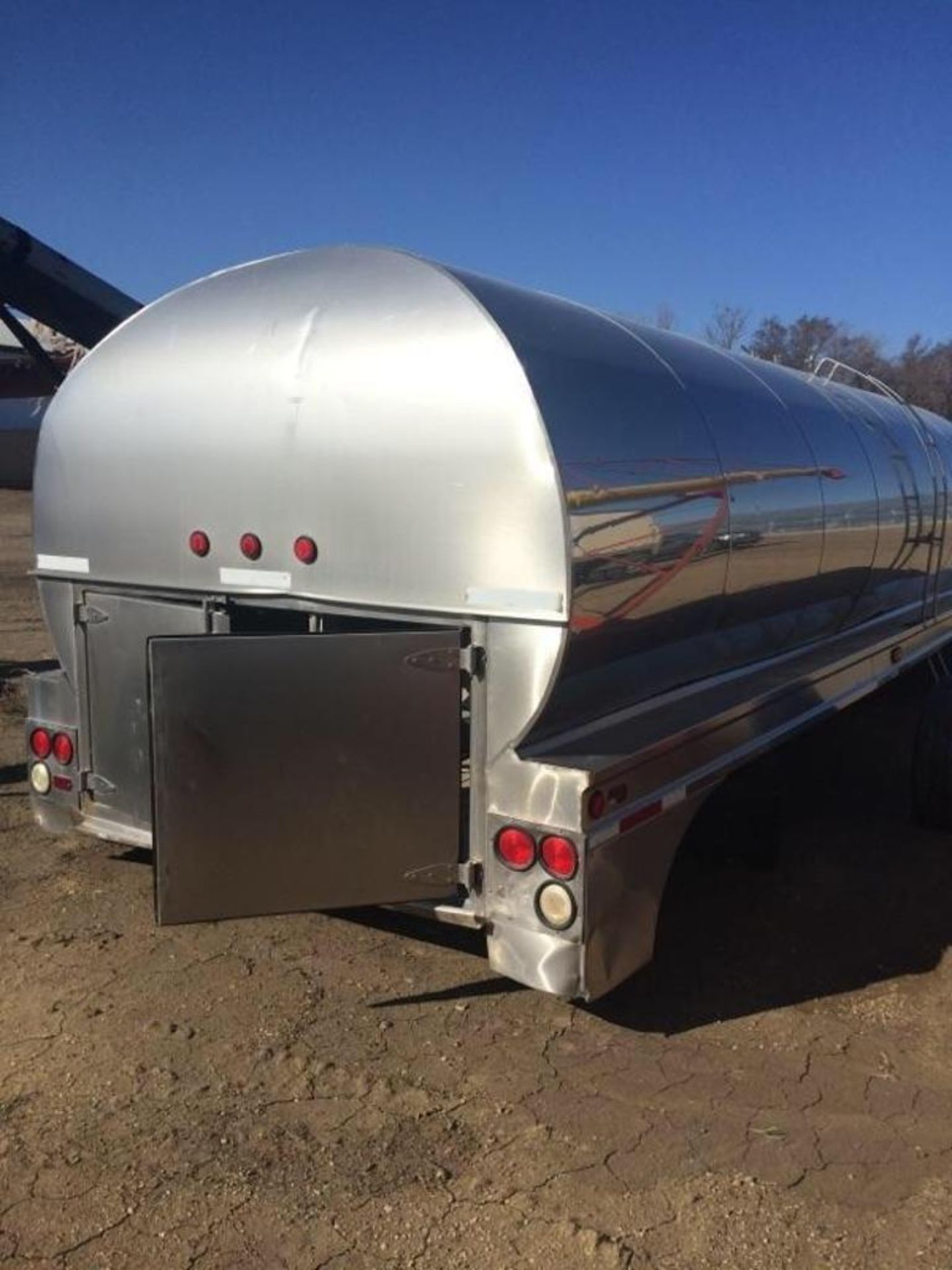 3500 Gal Milk Tank to Mount on a Truck - Image 3 of 13