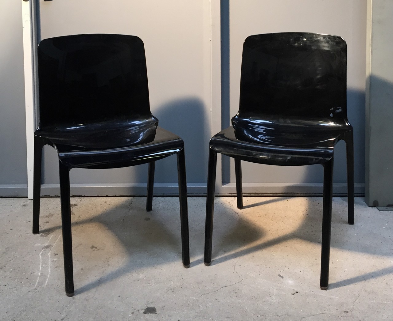 MARCELLO ZILIANI (1963), Paire de chaises en plexiglas fumé noir. Quelques rayures d’usage. H : 83 L - Image 2 of 3