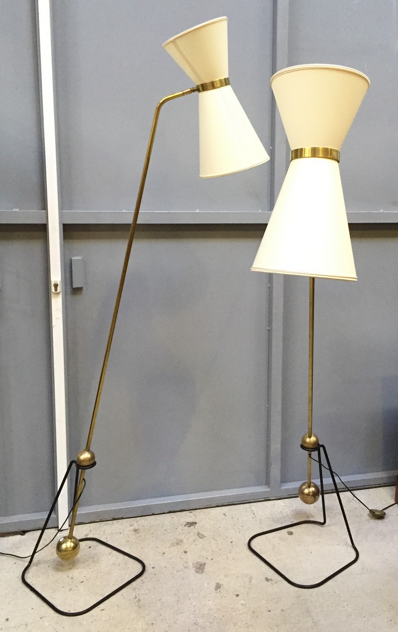 Paire de lampadaires à balancier en laiton, abat-jour type « Diabolo ». H : 180 L : 37 P : 37 (