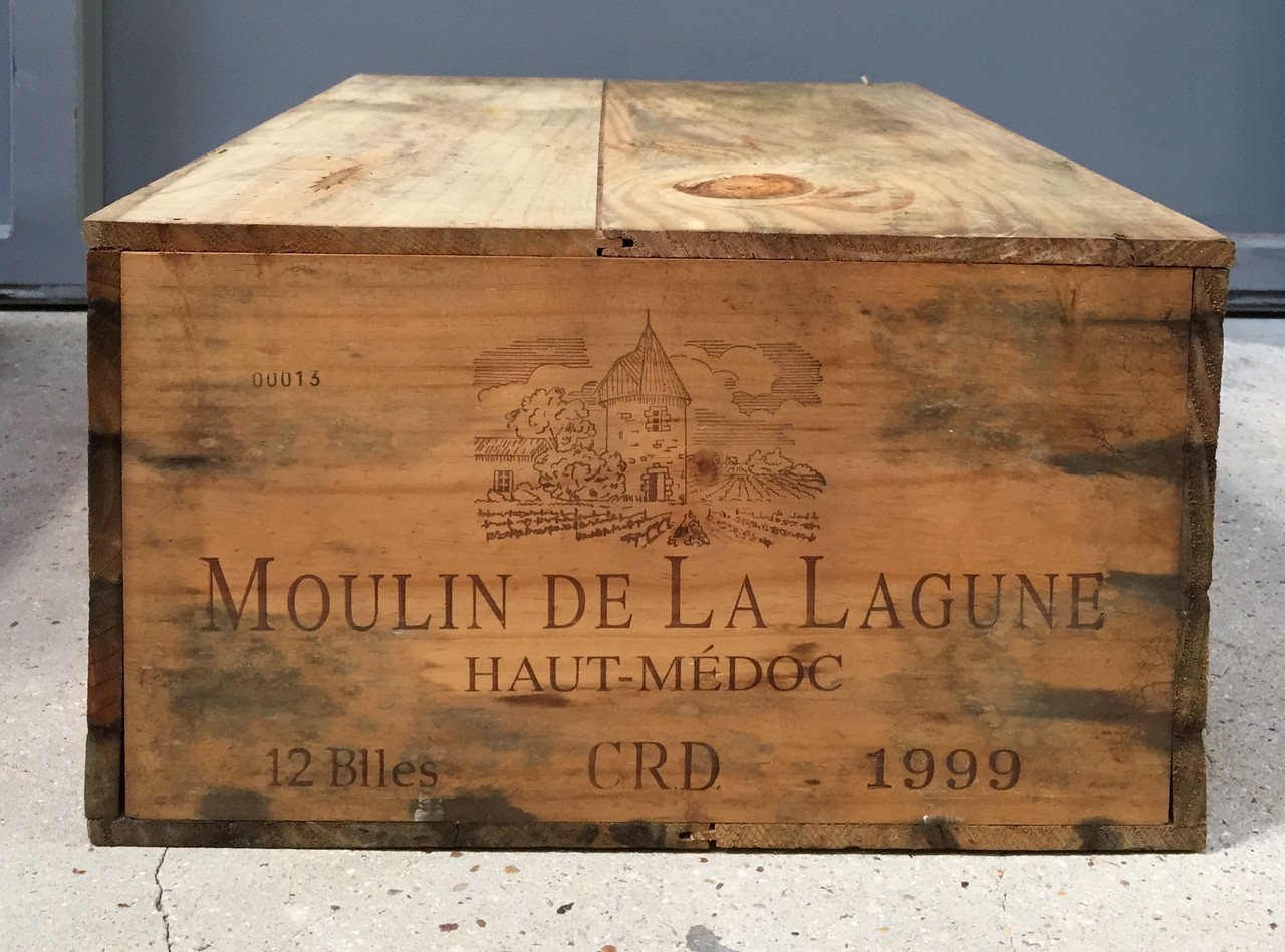 Une caisse de douze bouteilles de vin Moulin de la Lagune, Haut Medoc, CRD 1999. Caisse fermée.