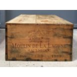 Une caisse de douze bouteilles de vin Moulin de la Lagune, Haut Medoc, CRD 1999. Caisse fermée.