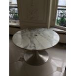 Dans le gout de KNOLL, Belle table "tulipe", Pied inox et plateau en marbre, Vers 1970. H : 57 L :