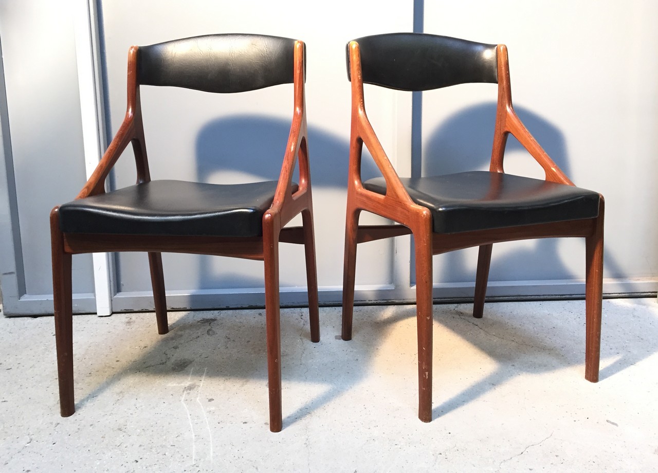 Paire de chaises en bois, garnies d’un skaï noir. Dans le gout des designers scandinaves. H : 80 L :