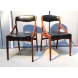 Paire de chaises en bois, garnies d’un skaï noir. Dans le gout des designers scandinaves. H : 80 L :