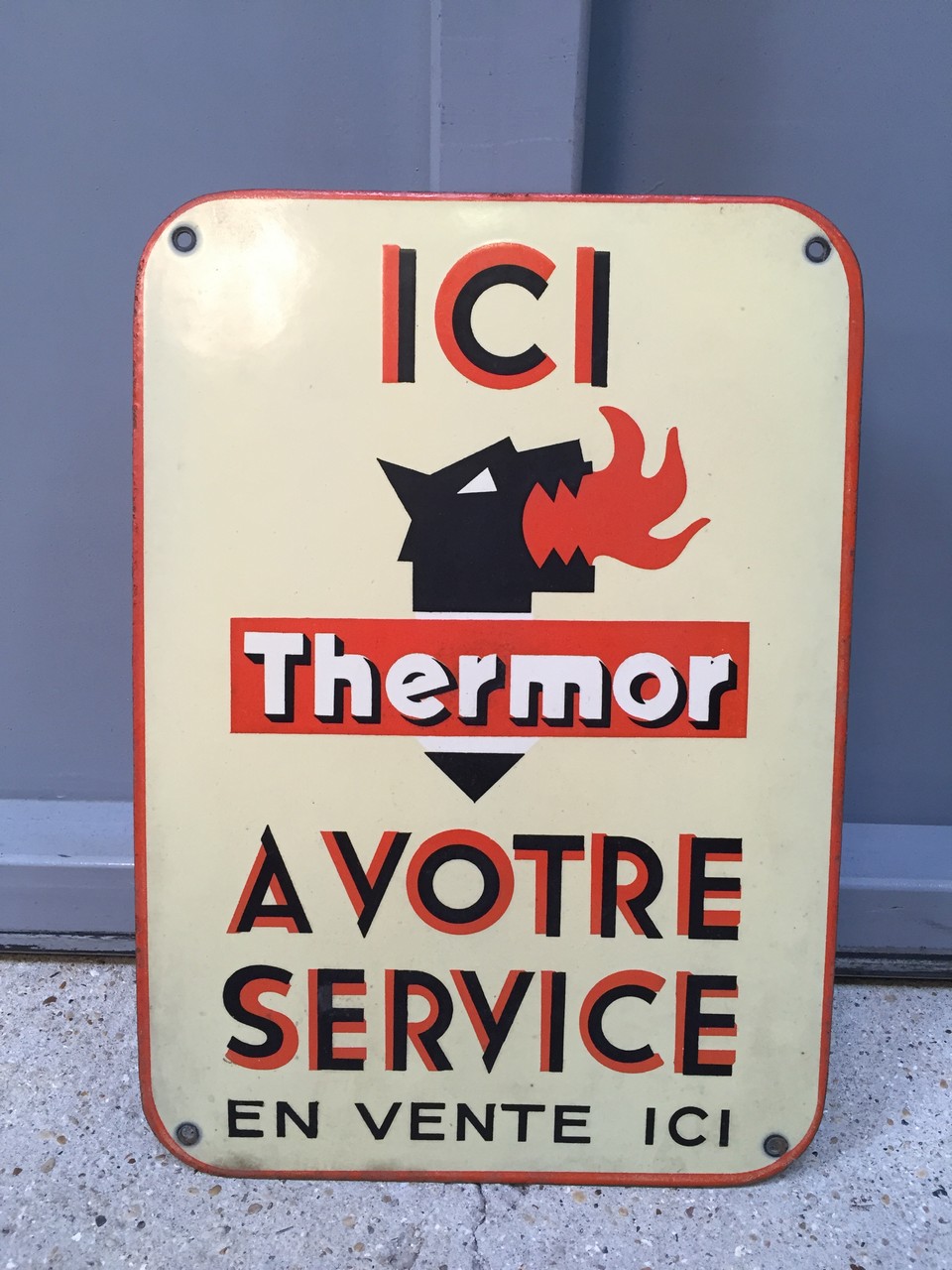 « THERMOR A VOTRE SERVICE », Panneau publicitaire en tôle émaillée. Quelques légers manques. Vers