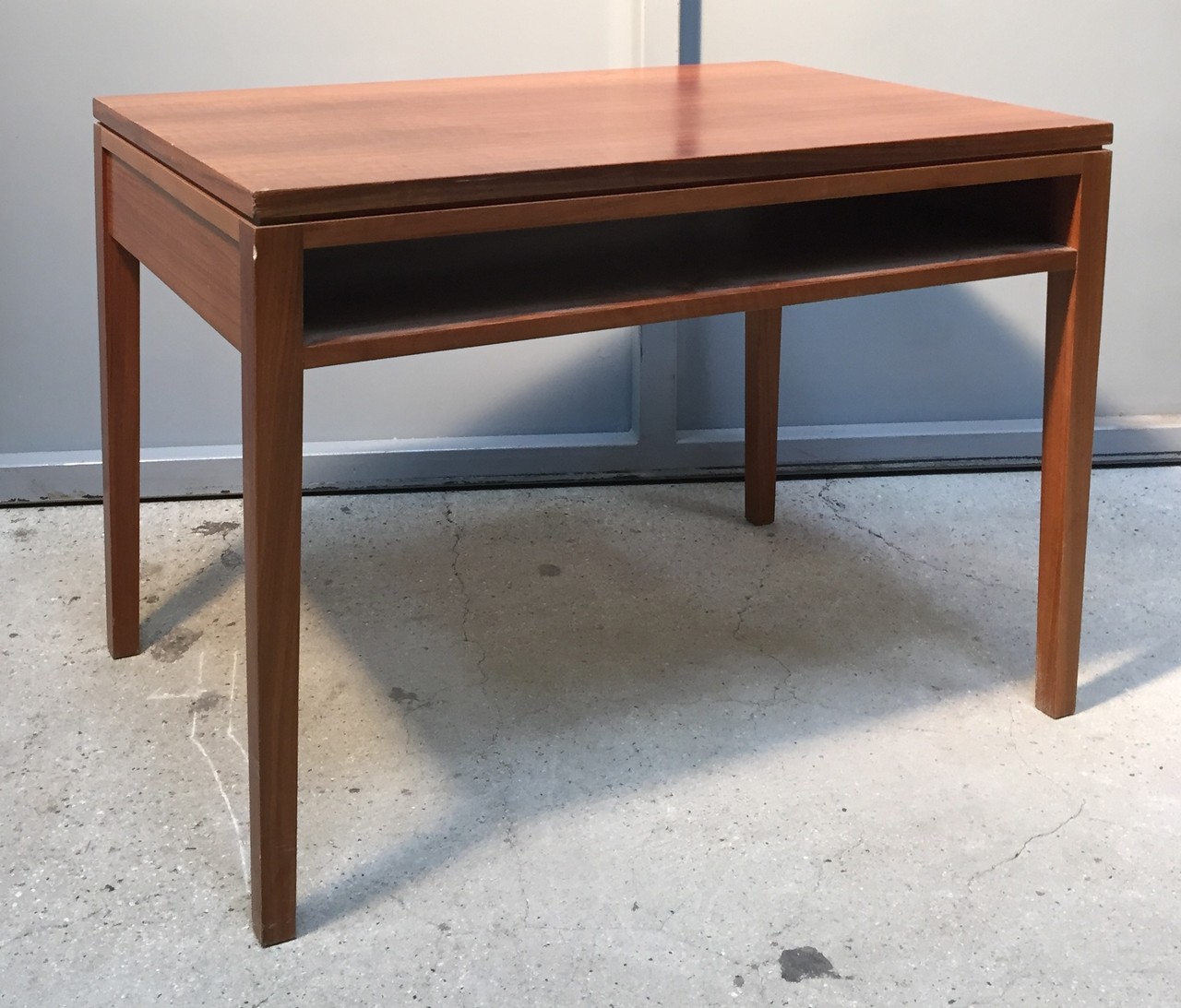 Belle table en placage de noyer. Cachetée RW. Vers 1970. H : 56 L : 80 P : 52 cm