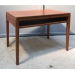 Belle table en placage de noyer. Cachetée RW. Vers 1970. H : 56 L : 80 P : 52 cm