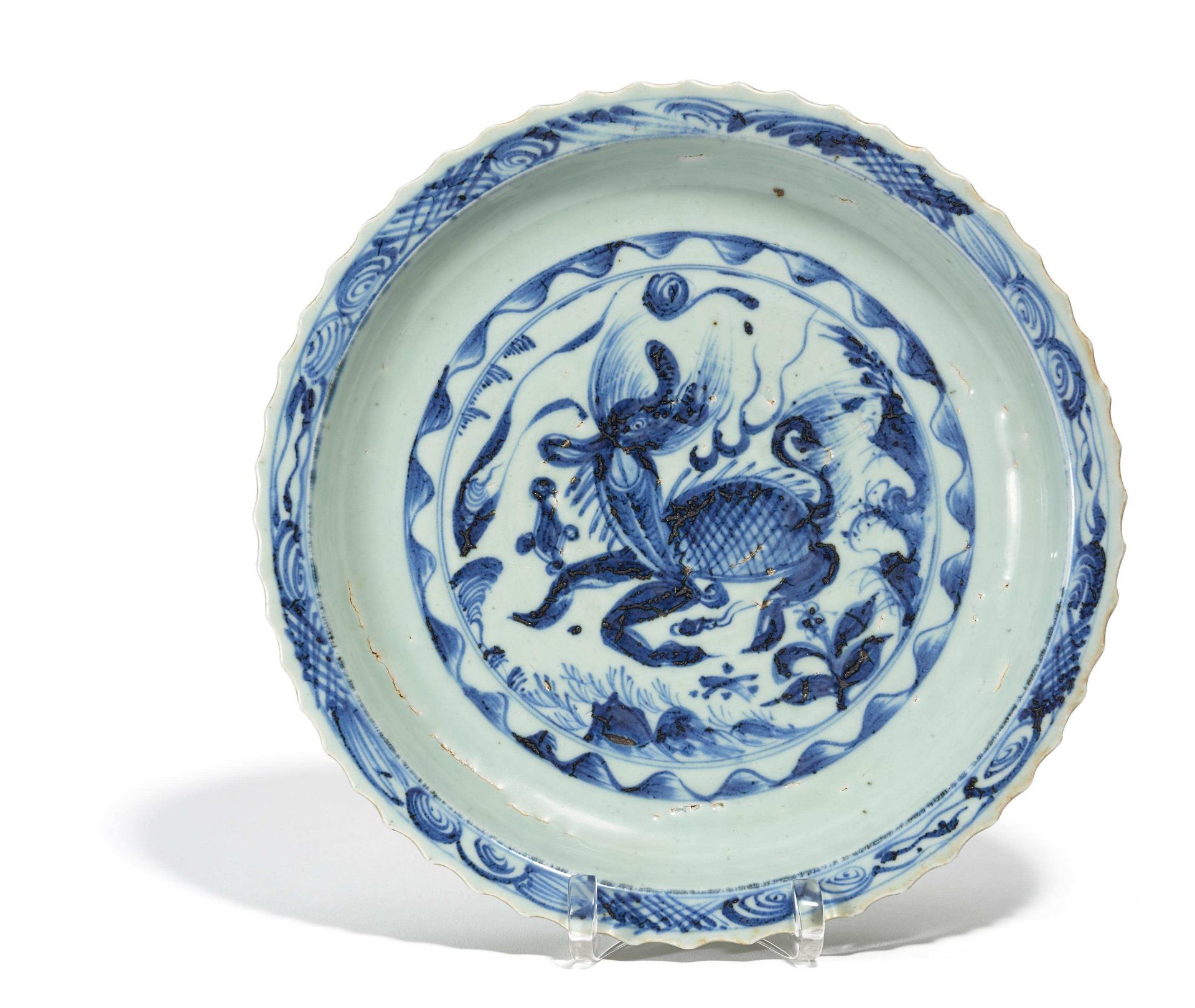 BLUE WHITE PLATE WITH A BLOSSOM-SHAPED RIM. China. Ming dynasty. 15th/16th c. Provincial style.