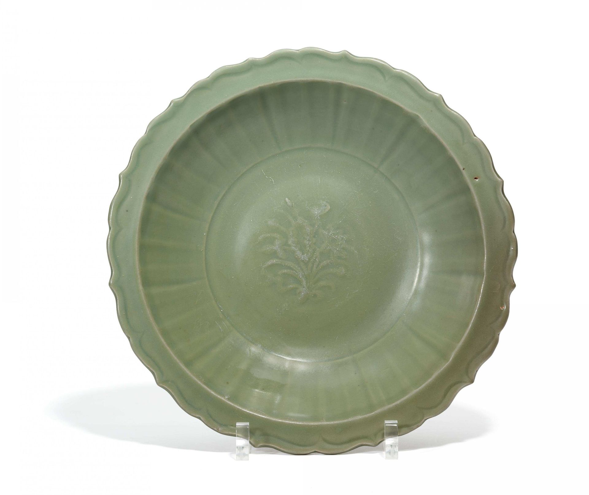 BIG SELADON PLATE. China. Longquan. Ming dynasty. 14th/15th c. Porcelain with green Seladon glaze,
