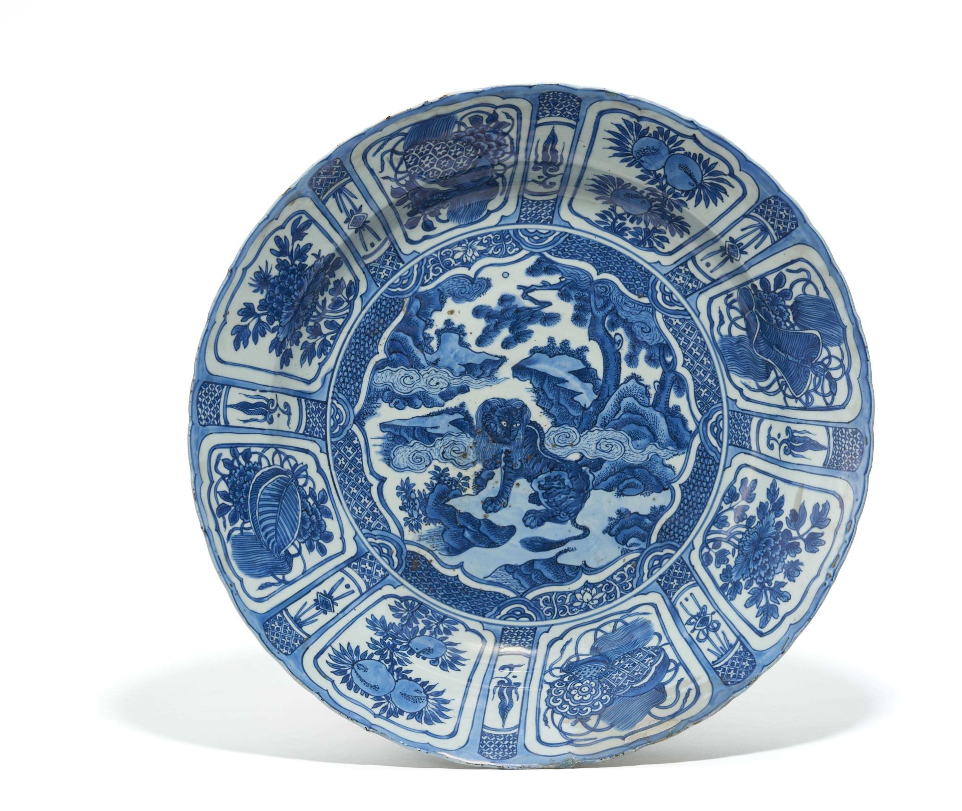 BIG PLATE WITH LION. China. Ming dynasty. Wanli period (1573-1620). Porcelain, painted in shades