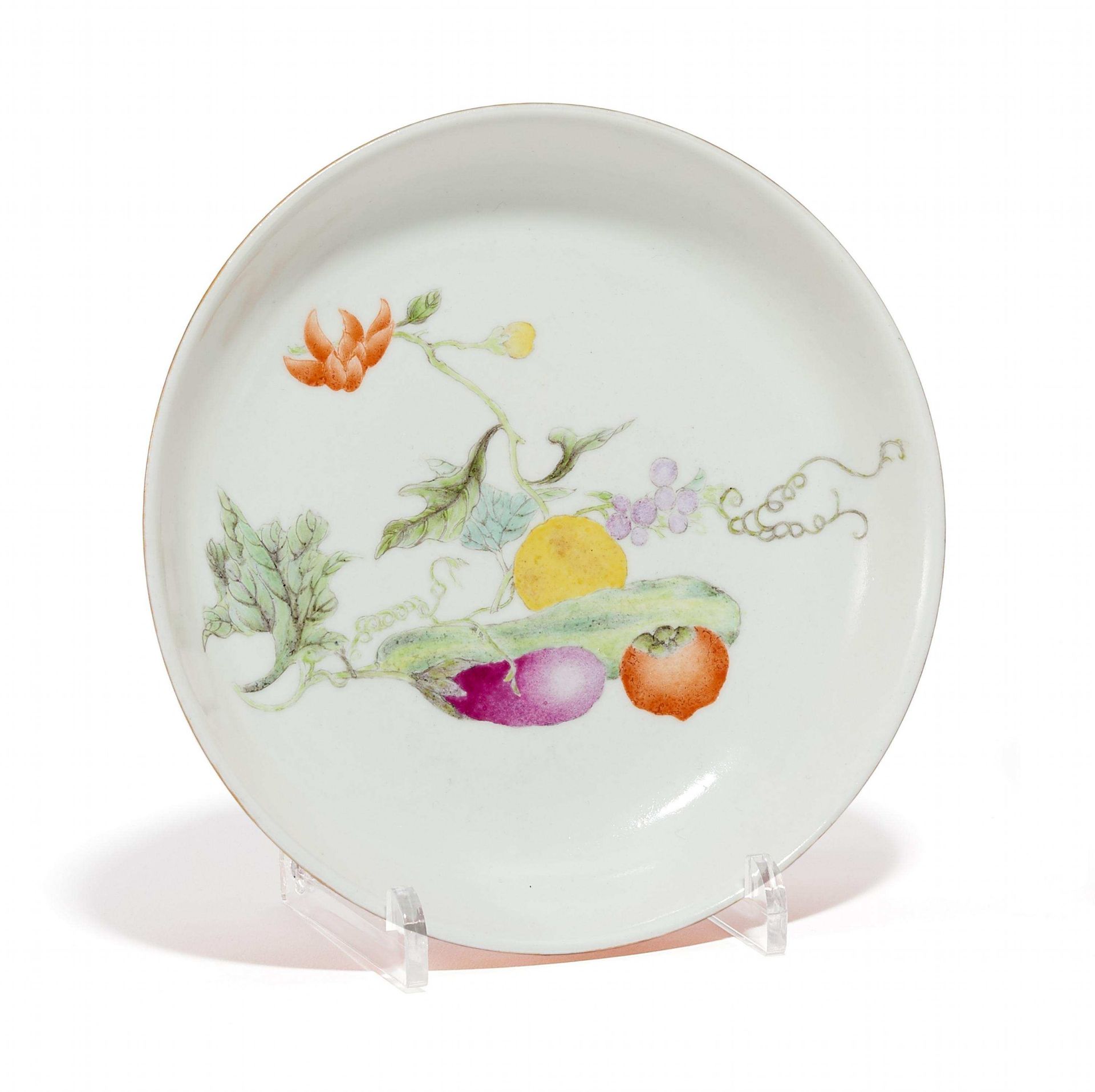 SMALL PLATE WITH FRUITS. China. Prob. Republic. 20th c Porcelain, painted with onglaze colors.